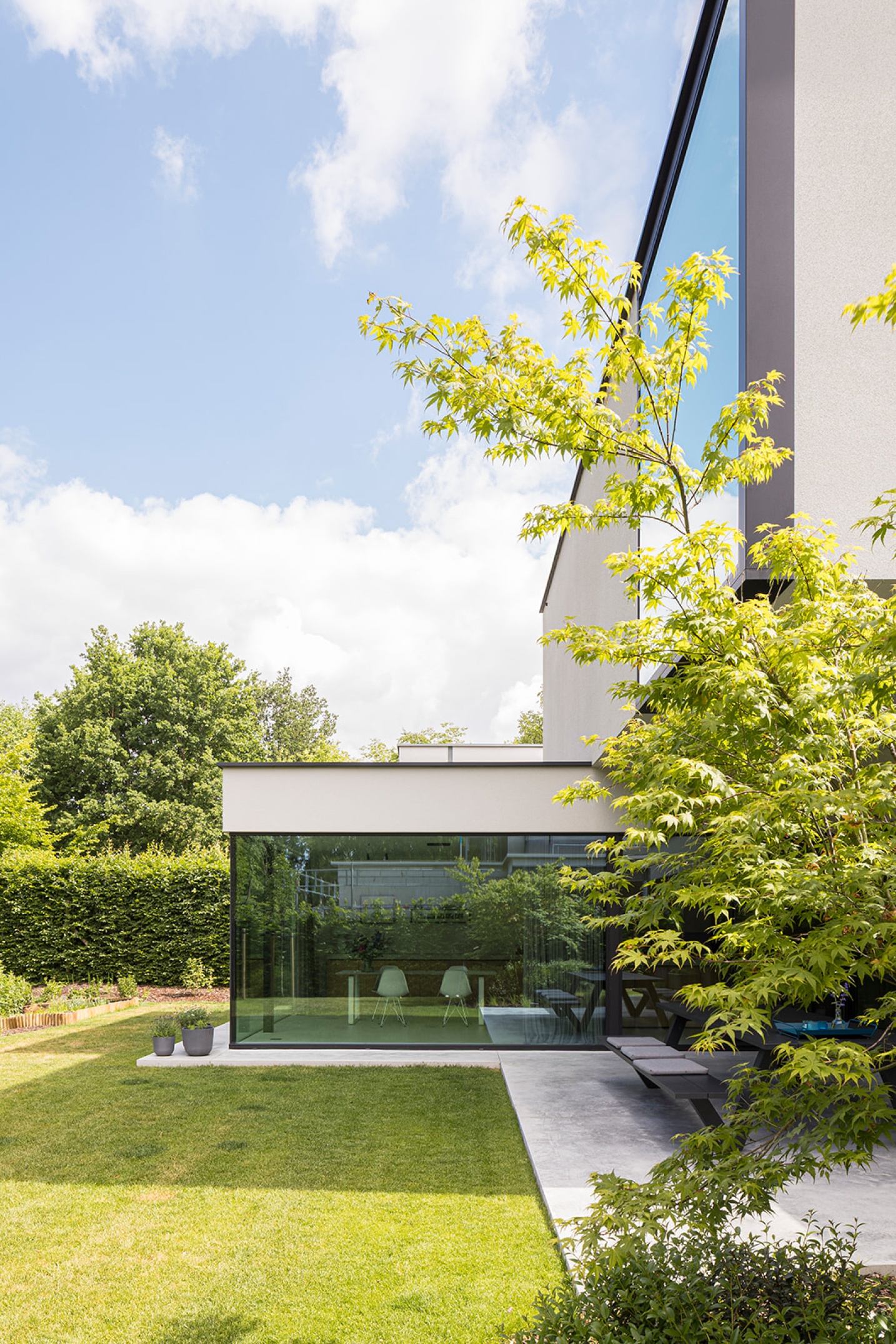 gevelbeeld tuinontwerp bomen glazen ramen luxe minimal - SFAR Interieur & Architecten Hasselt