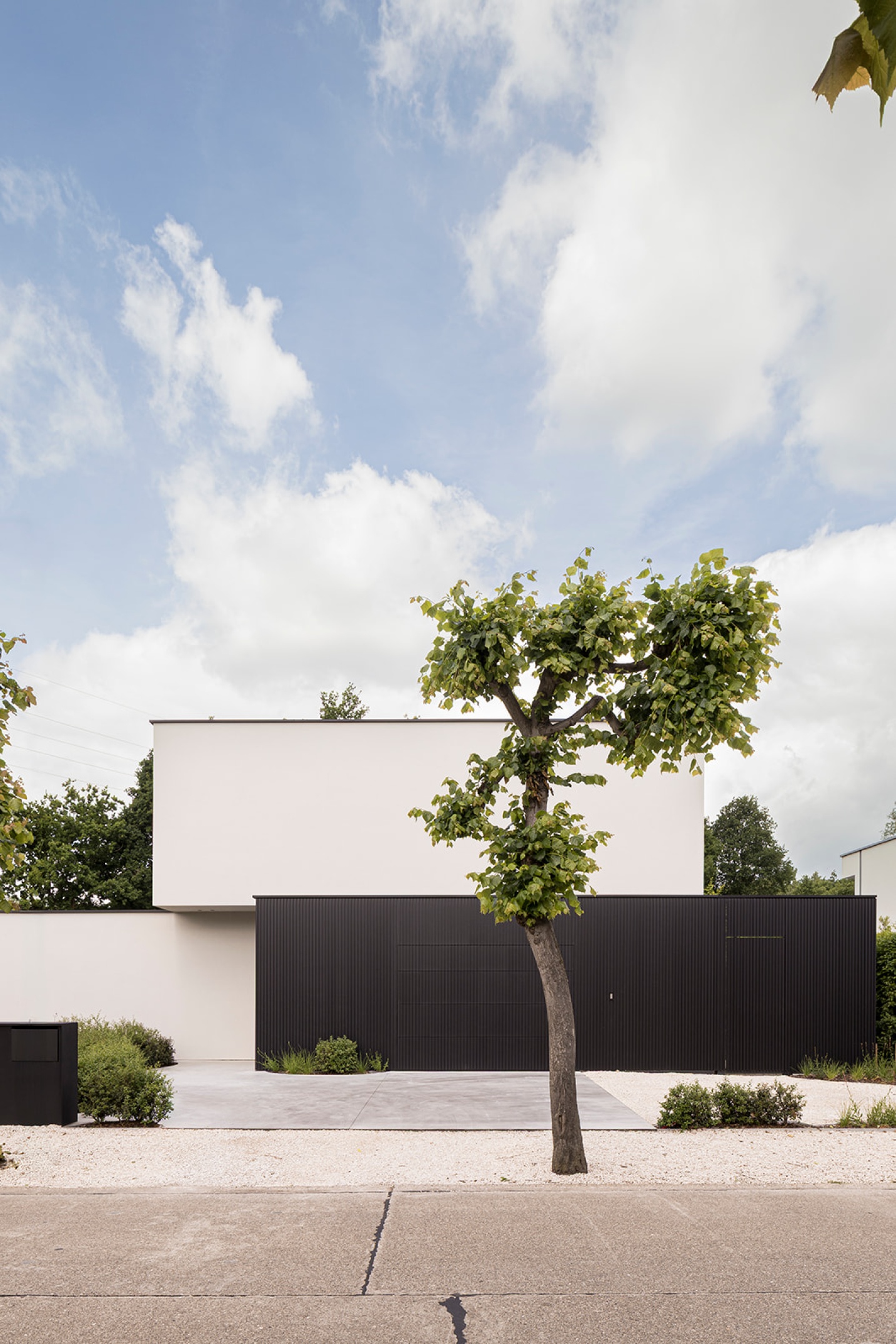 voorgevel ontwerp architect luxe limburg Woning FG – Tijdloze woning - SFAR Interieur & Architecten