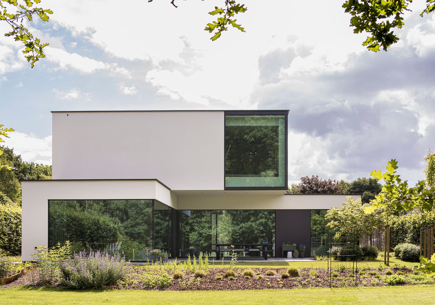 Achtergevel villa bos landschap natuurlijk luxe ontwerp  - SFAR Interieur & Architecten