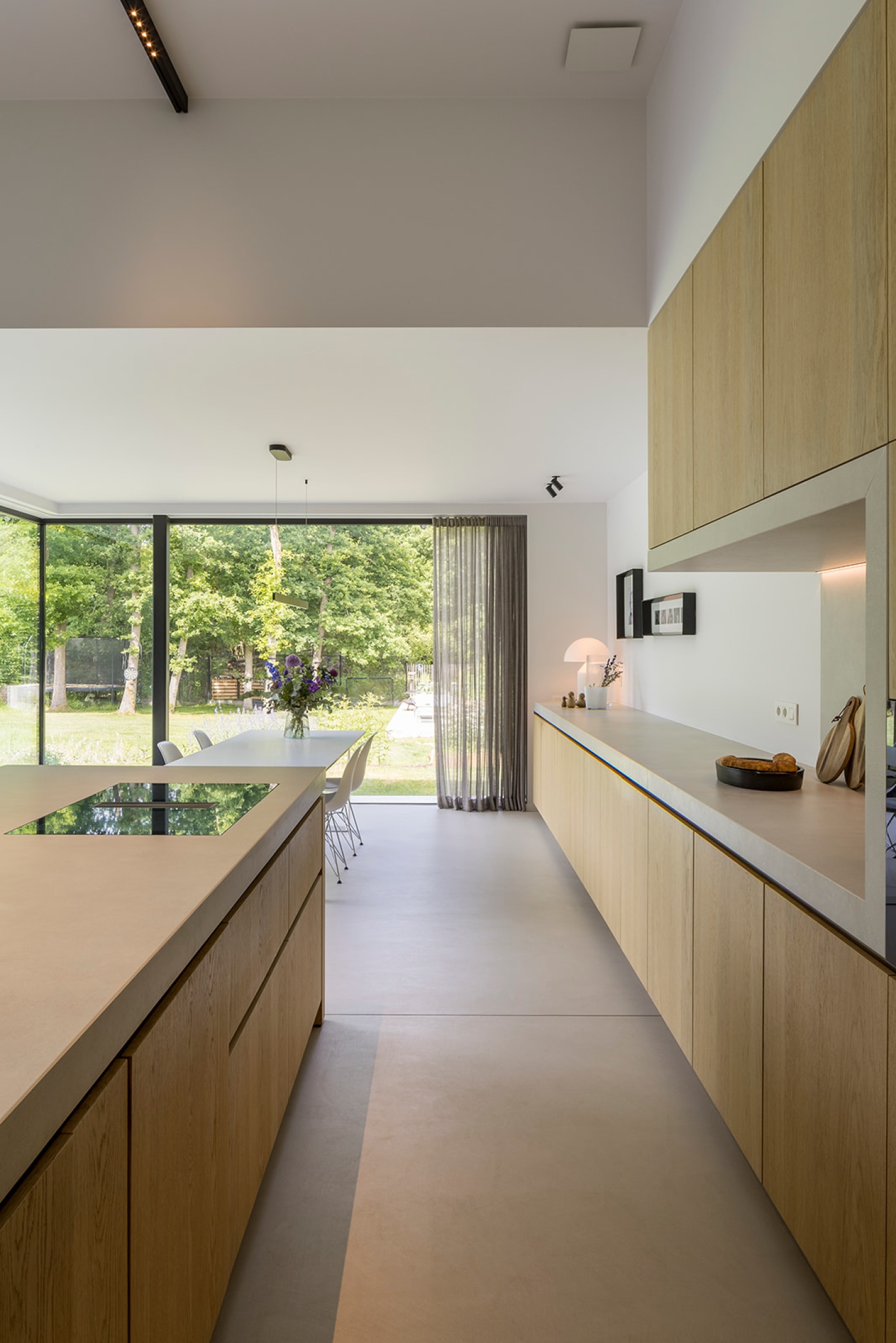 keukenontwerp luxe travertijn eiken hout tijdloos sfeer - SFAR Interieur & Architecten Hasselt