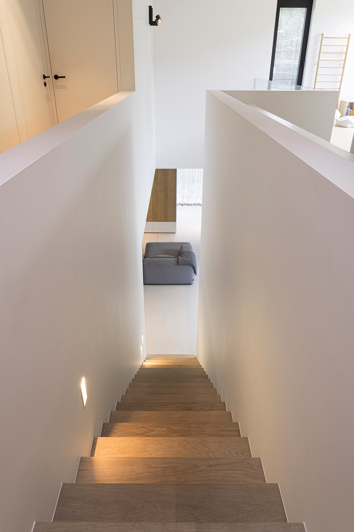 nachthal verlichting uniek eiken trap naadloos pleisterwerk kwaliteit - SFAR Interieur & Architecten Hasselt