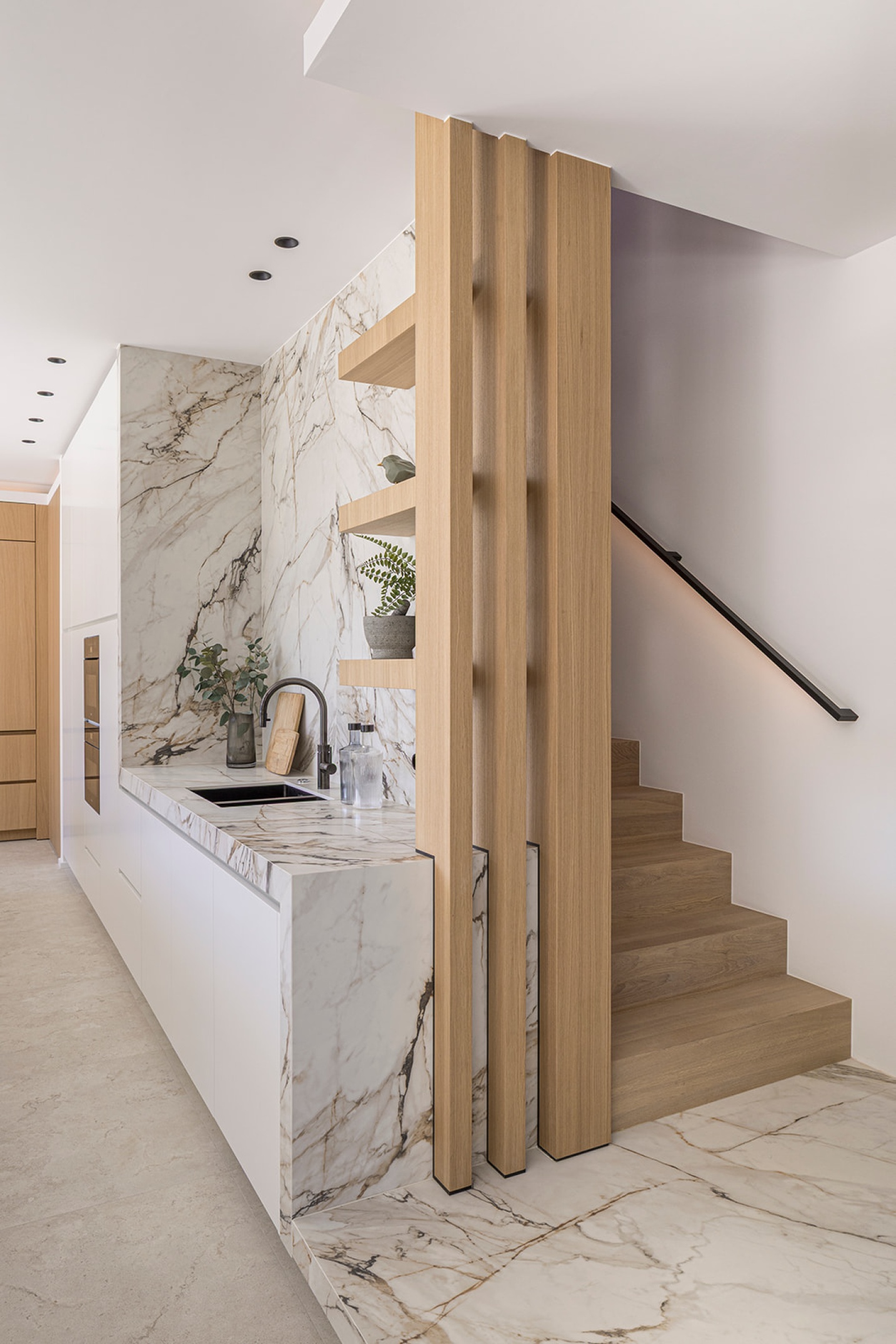 Trap verdoken keuken open gevoel modern luxe ontwerp hout - SFAR interieur & architecten