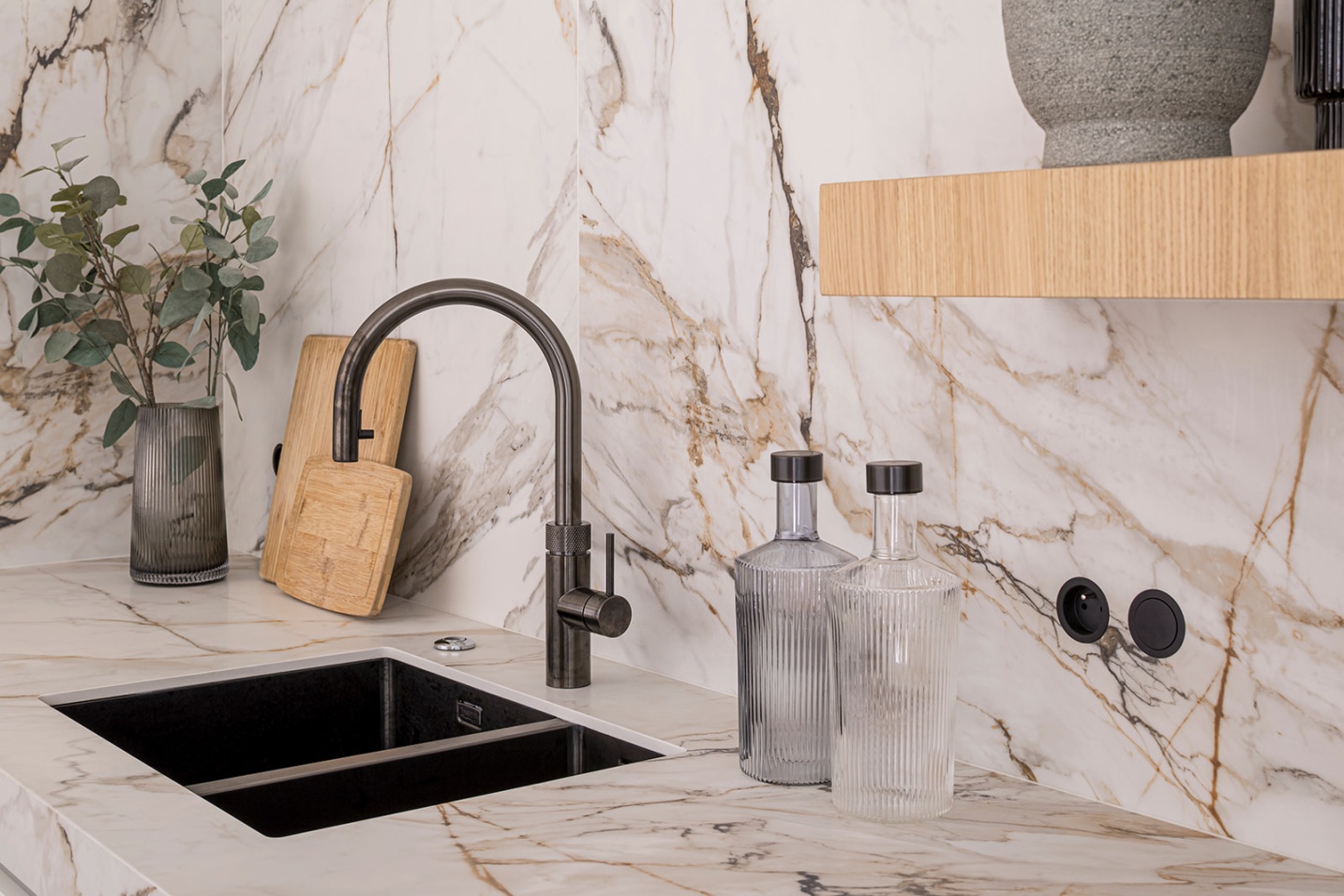 iClose-up kraan marmer leggers hout details water modern interieur maatwerk - SFAR interieurarchitecten