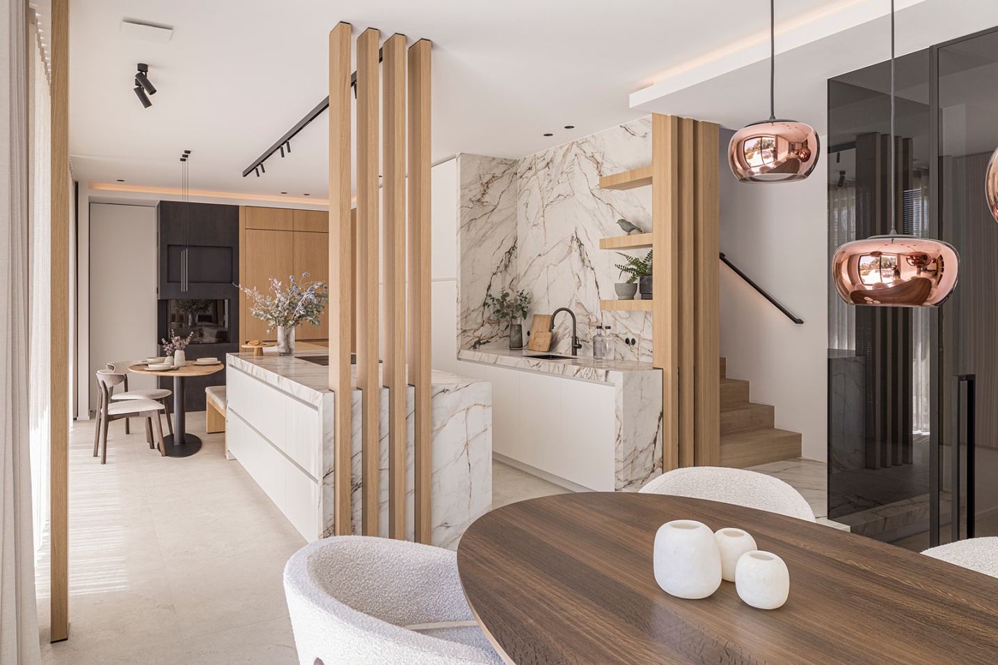 Leefruimte architectuur interieur modern uniek speciaal spijlen hout keramiek marmer open high-end - SFAR architect vlaanderen