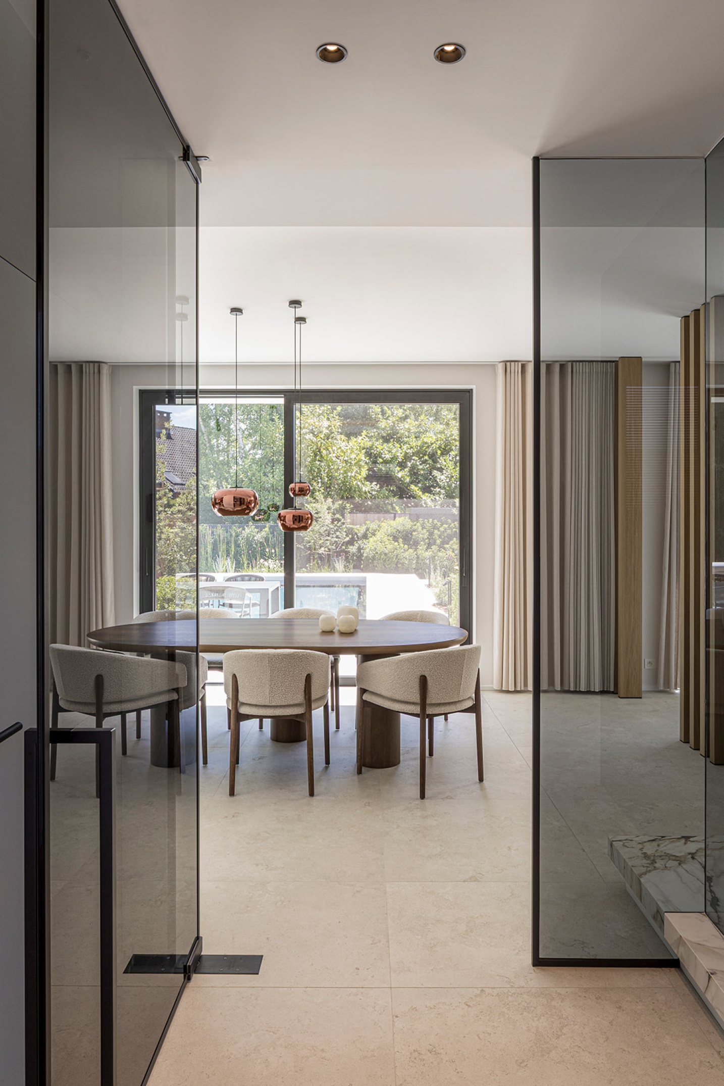 inkom donker glas leefruimte modern fumé glas open ontwerp - SFAR architectuur & interieur Limburg
