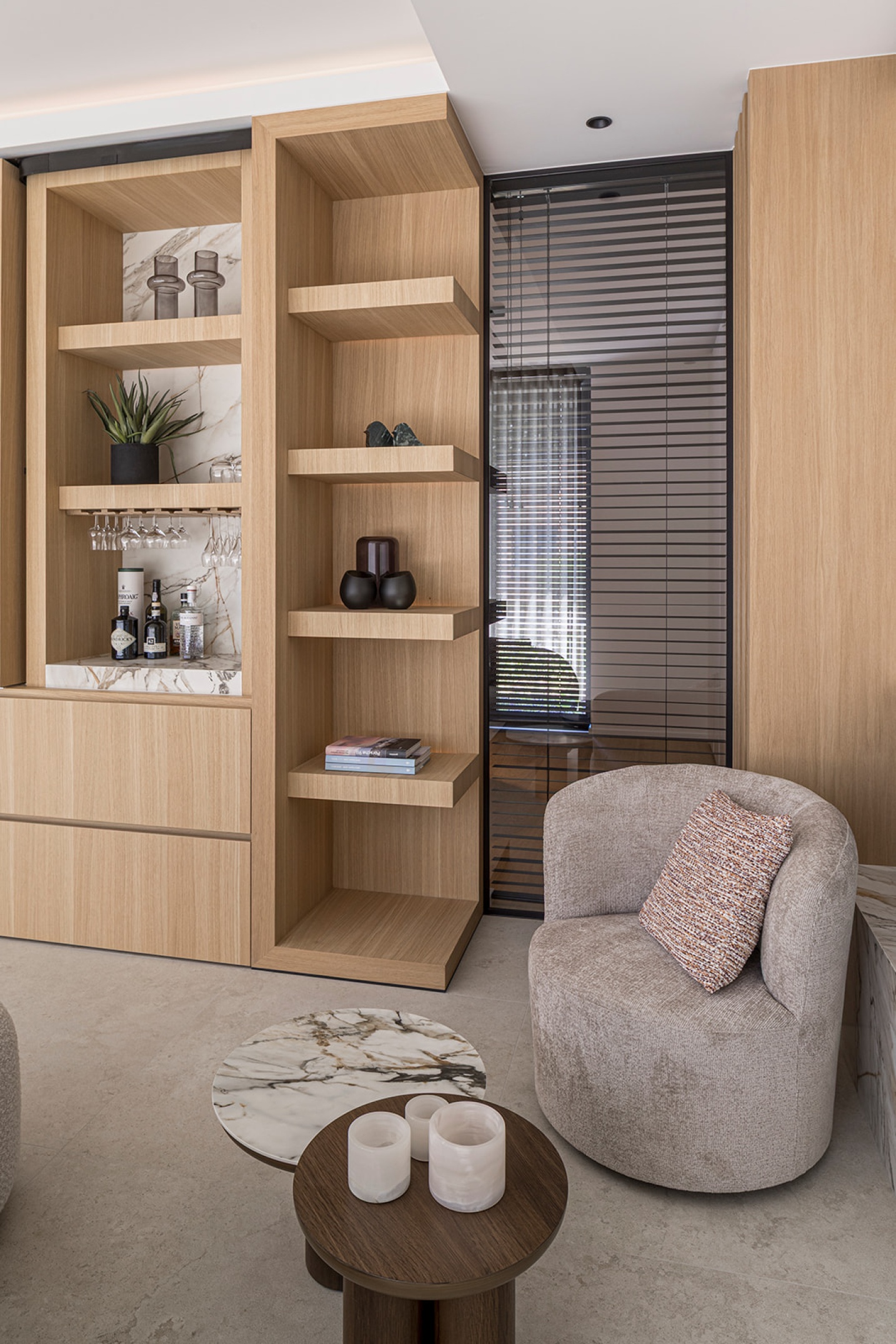 detail tv meubel maatwerk luxe eik ontwerp barkast - SFAR architect hasselt