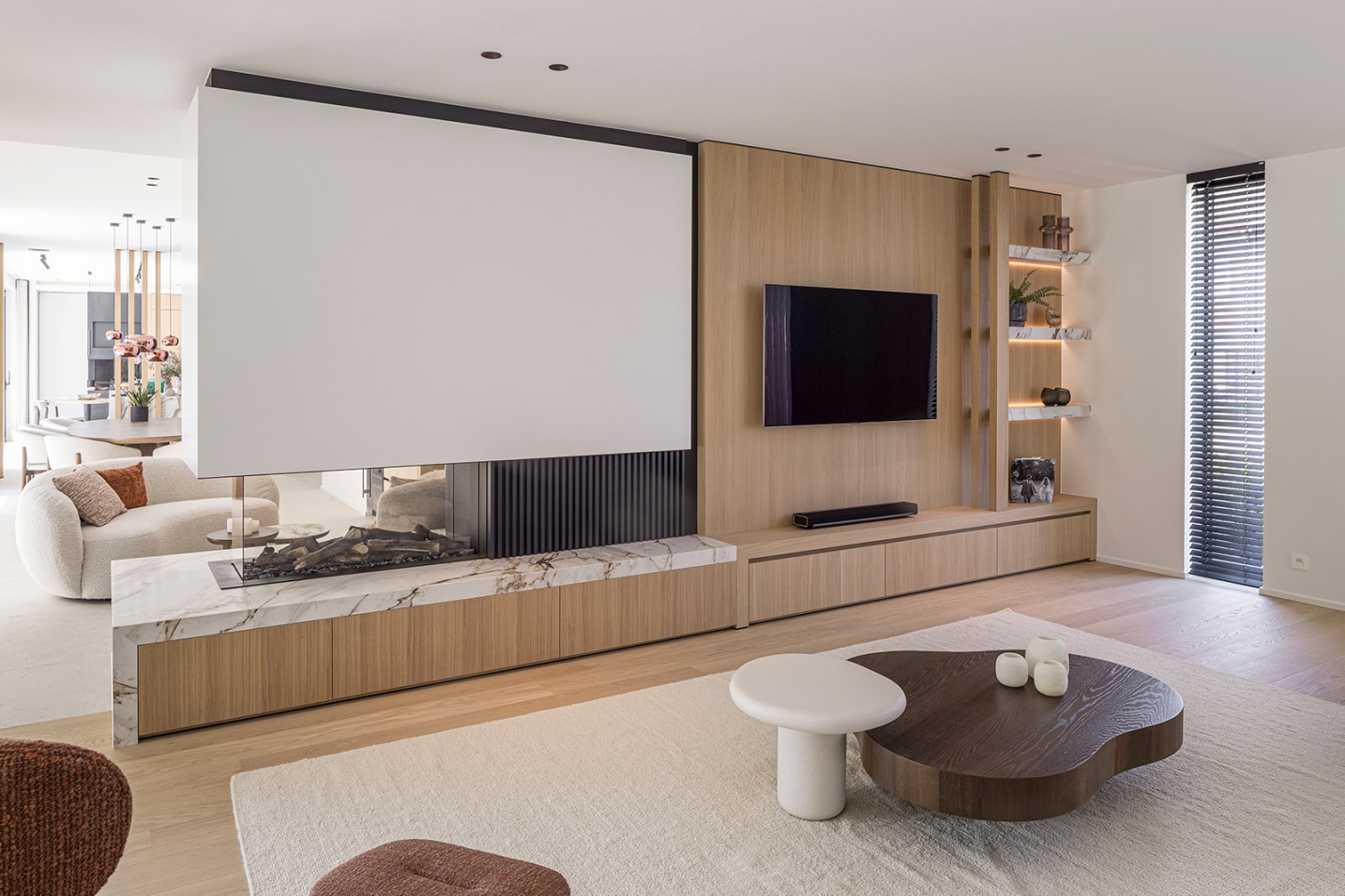 Luxe gashaard tv leefruimte salontafel ontwerp hout marmer ramen open gevoel - SFAR interieur & architecten