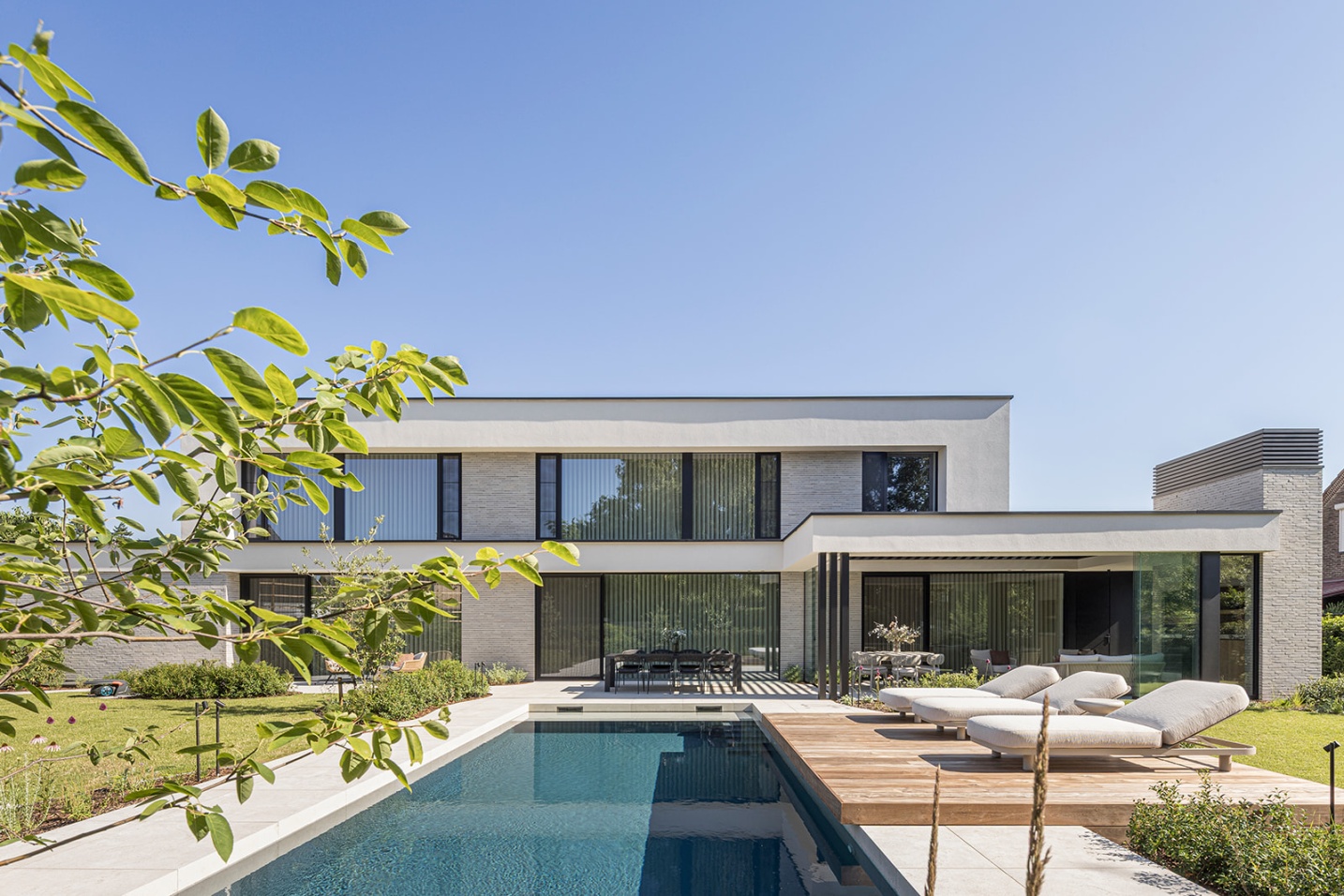 achtergevel tuin ontwerp zwembad terras lounge zon warm sfeer vakantie - SFAR interieur & architecten