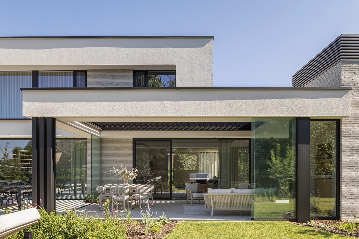 overdekte terras glasramen open modern lounge luxe - SFAR architect Limburg