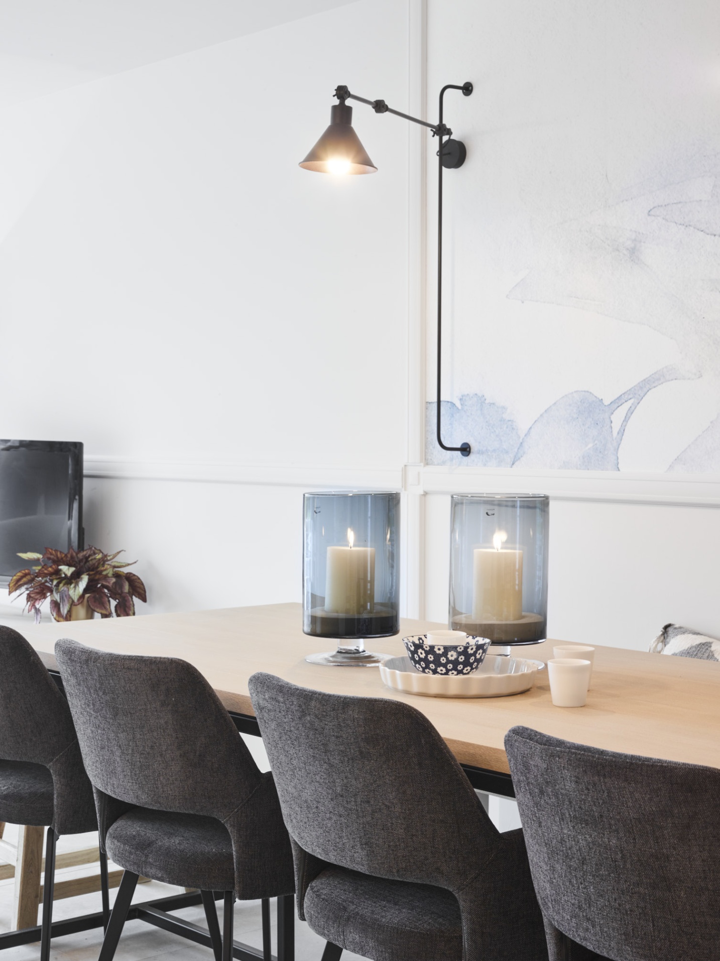 Zitruimte met geïntegreerde maatkasten en warm kleurgebruik in Blind Gekocht woning – SFAR interieur & architecten Hasselt