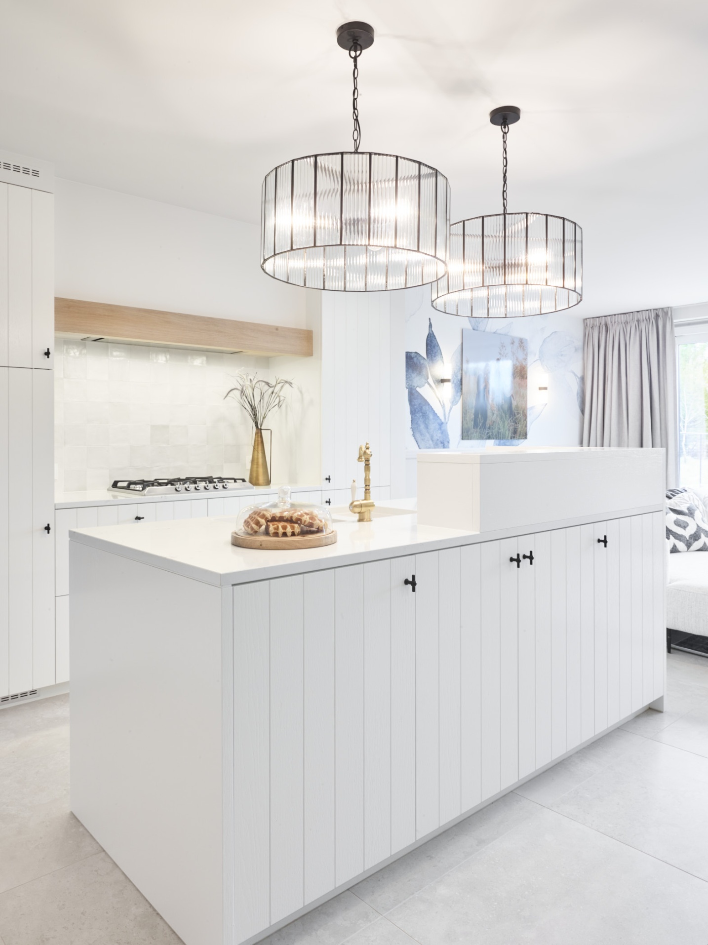 Keuken-eiland in open leefruimte met functioneel en esthetisch design – SFAR interieur & architecten Limburg