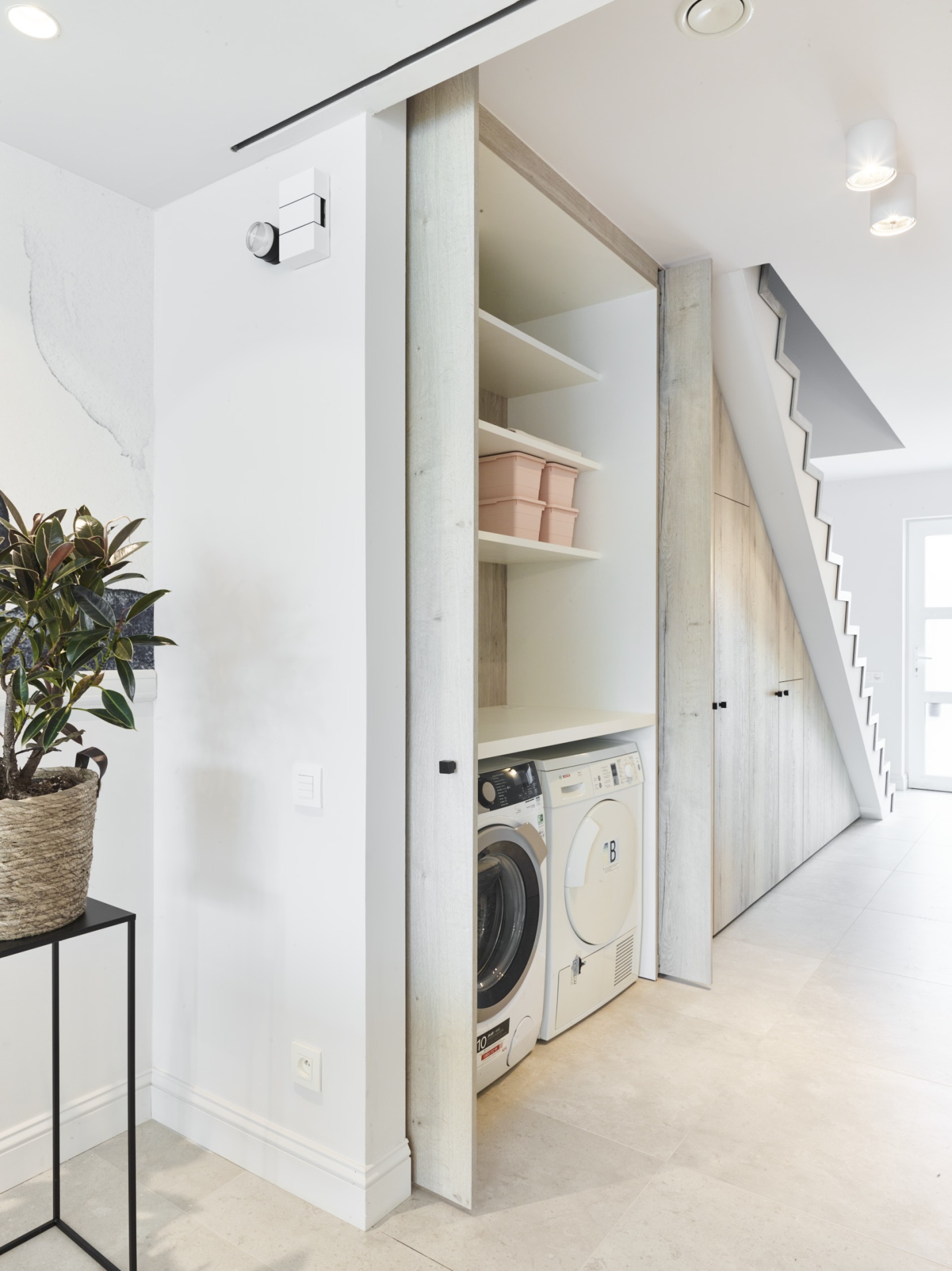 Hal en inkomzone van verbouwde woning met minimalistische en warme uitstraling – SFAR interieur & architecten Limburg 