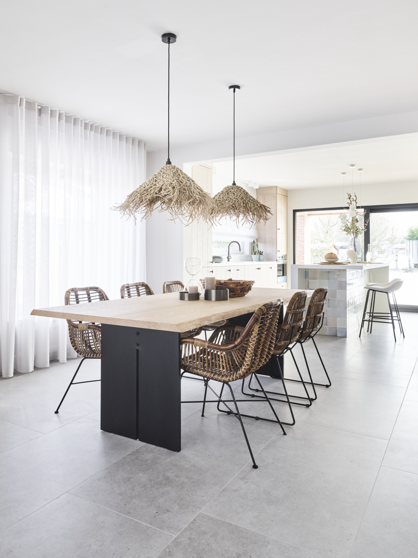 Zicht op open plan woning met vloeiende overgang tussen ruimtes – SFAR interieur & architecten Hasselt