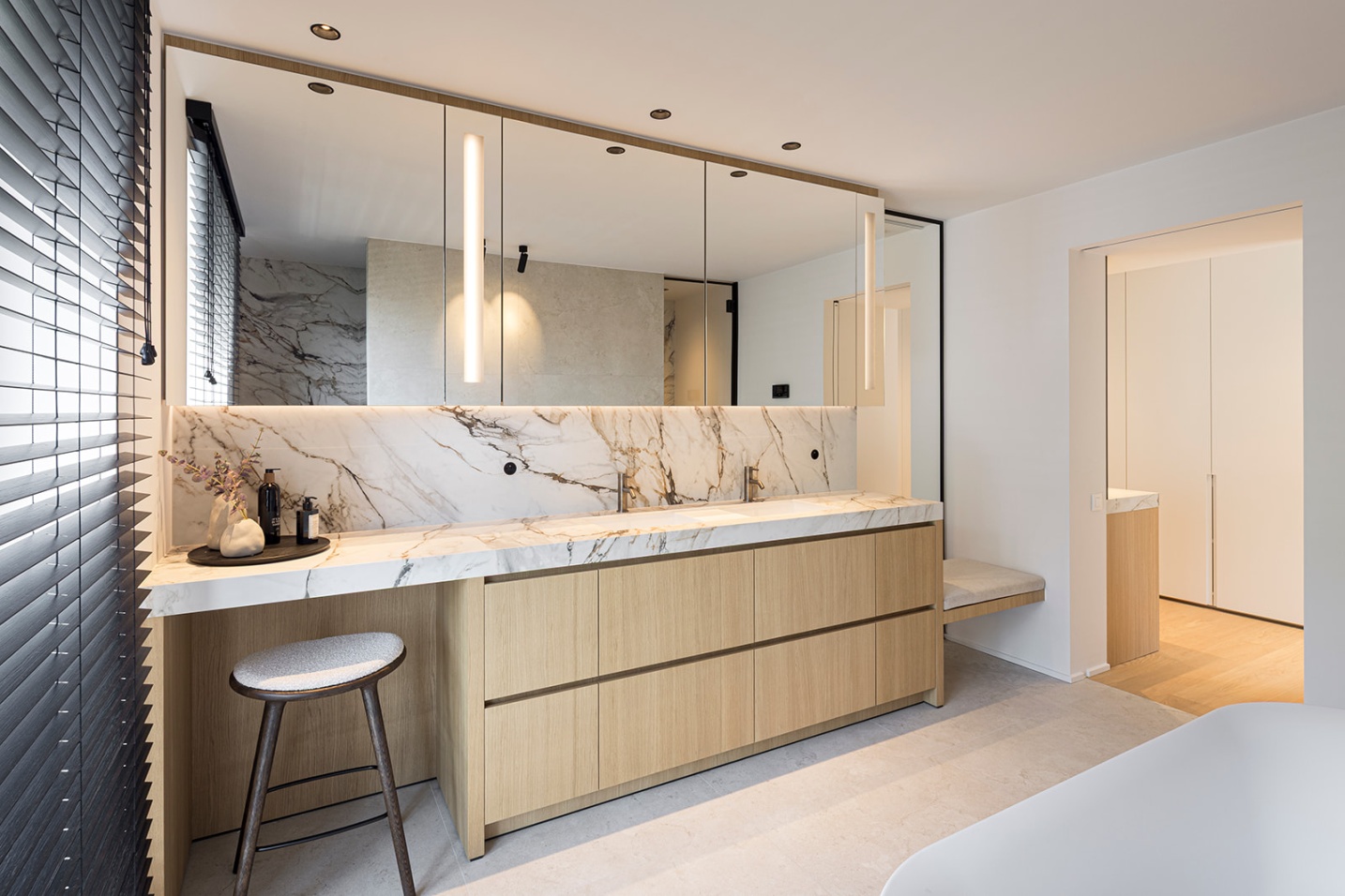 Nieuwbouw interieur modern badkamer spiegel villa modern badkamer marmer- SFAR Interieur & archtitecten Hasselt