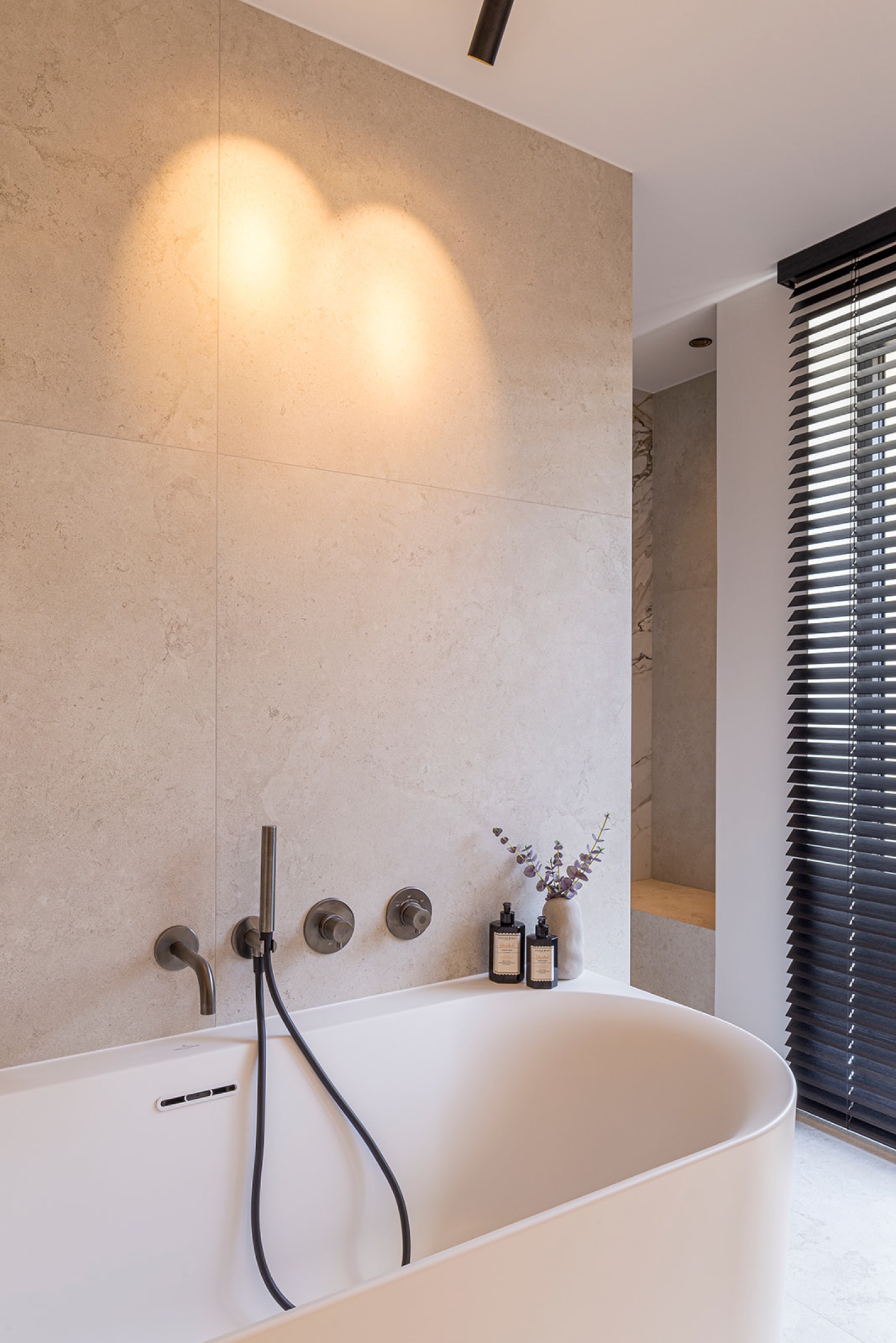 luxe bad vrijstaand spots keramiek ontwerp corian look gunmetal tegels - SFAR Interieur & architectuur