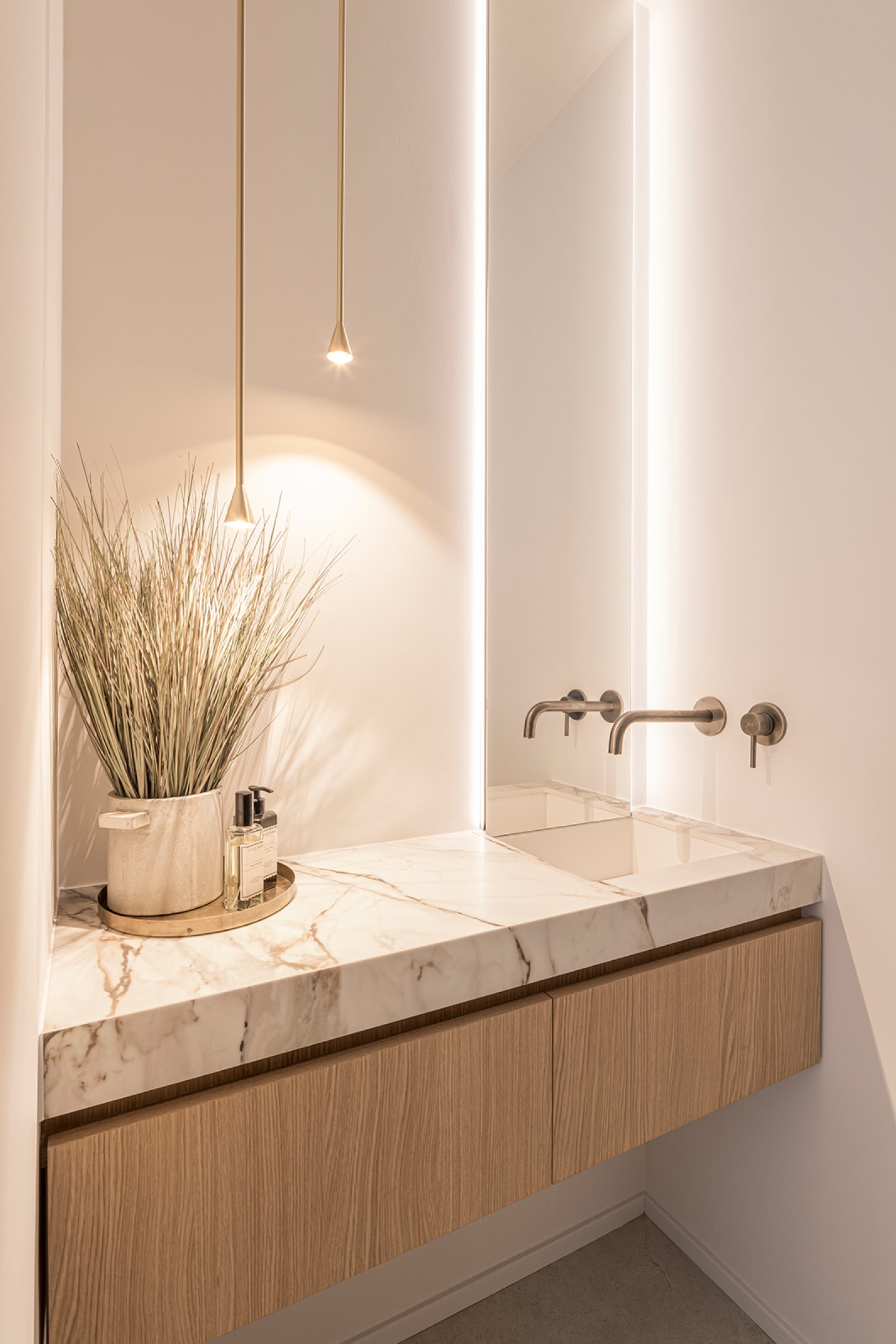badkamer sfeervol toilet kranen luxe verlichting goud warm decoratie - SFAR architect & interieurarchitecten Belgium