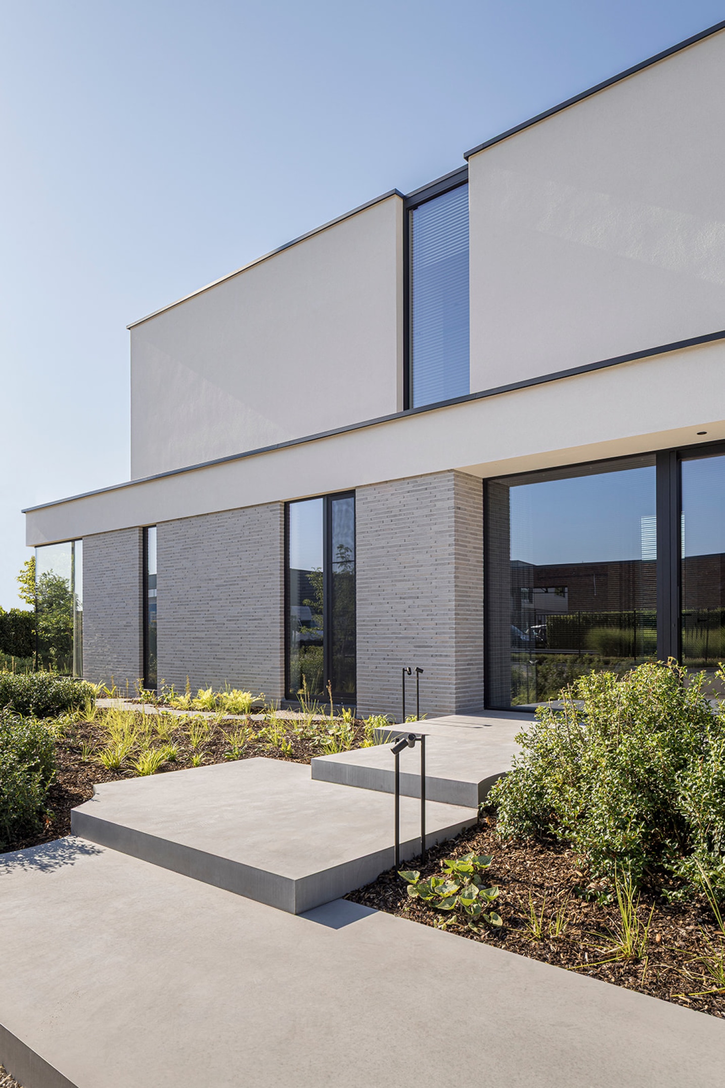 Tuinontwerp facade voordeur ontwerp crepi steen warm luxe - SFAR Hasselt