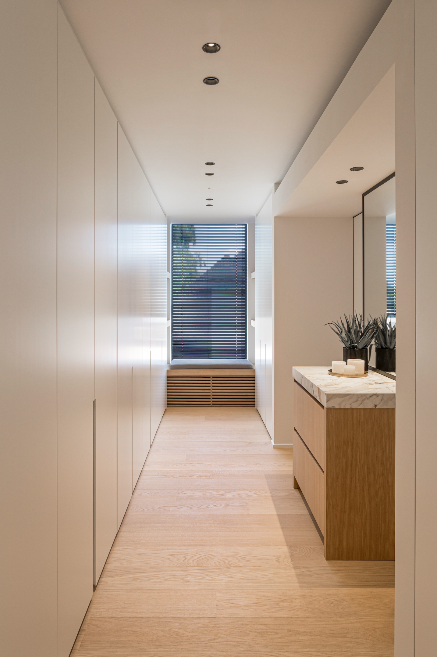 Dressing kastruimte maatwerk interieur open luxe gevoel zitbank  - SFAR Interieur & architecten kermt