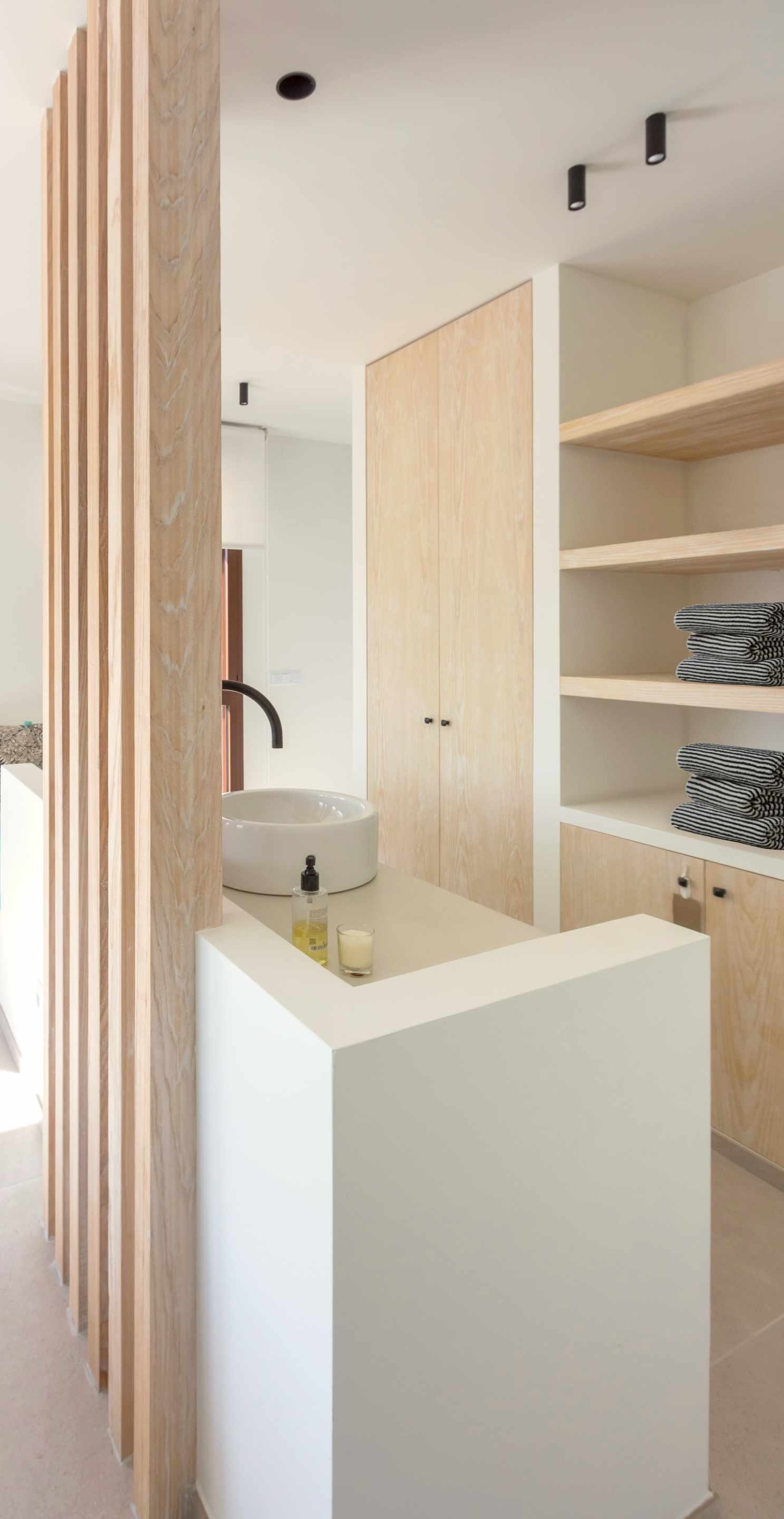Lichtrijke leefruimte in vakantiewoning met warme en natuurlijke materialen – SFAR interieur & architecten