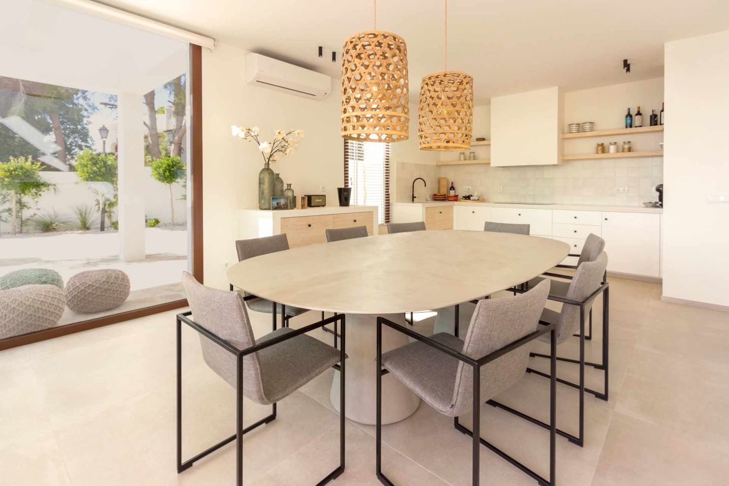 Lichtrijke leefruimte in vakantiewoning met warme en natuurlijke materialen – SFAR interieur & architecten