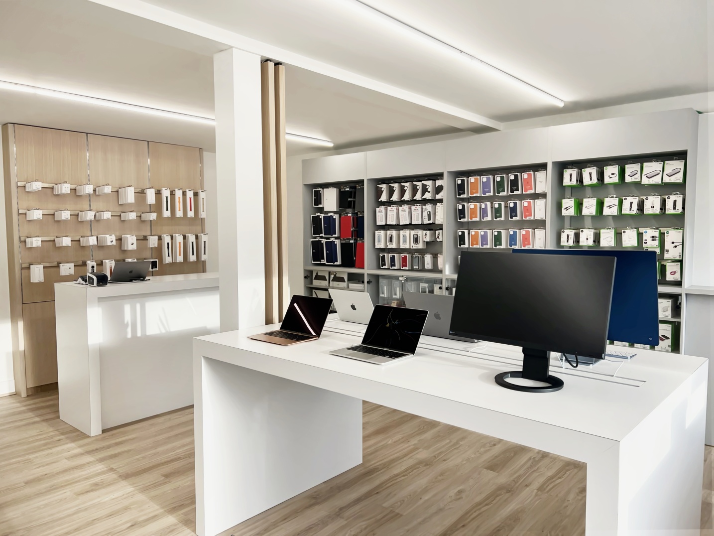Overzichtelijke winkelindeling met focus op klantbeleving - SFAR interieur & architecten