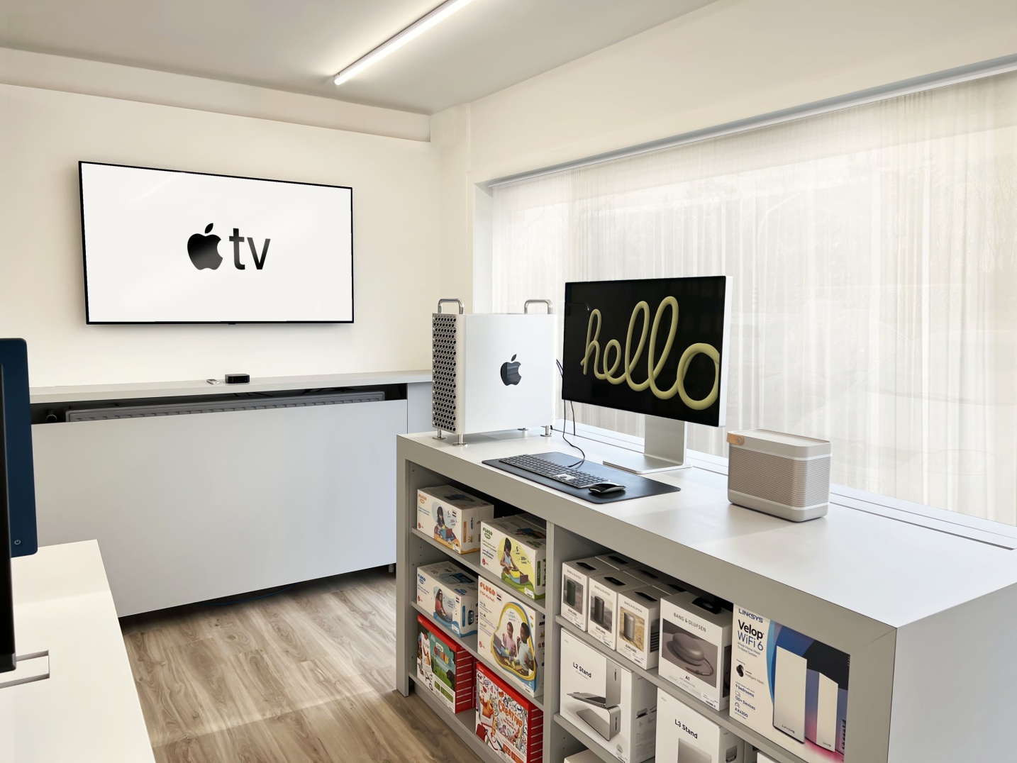 Apple producten overzichtelijk gepresenteerd op minimalistische tafels - SFAR interieur & architecten