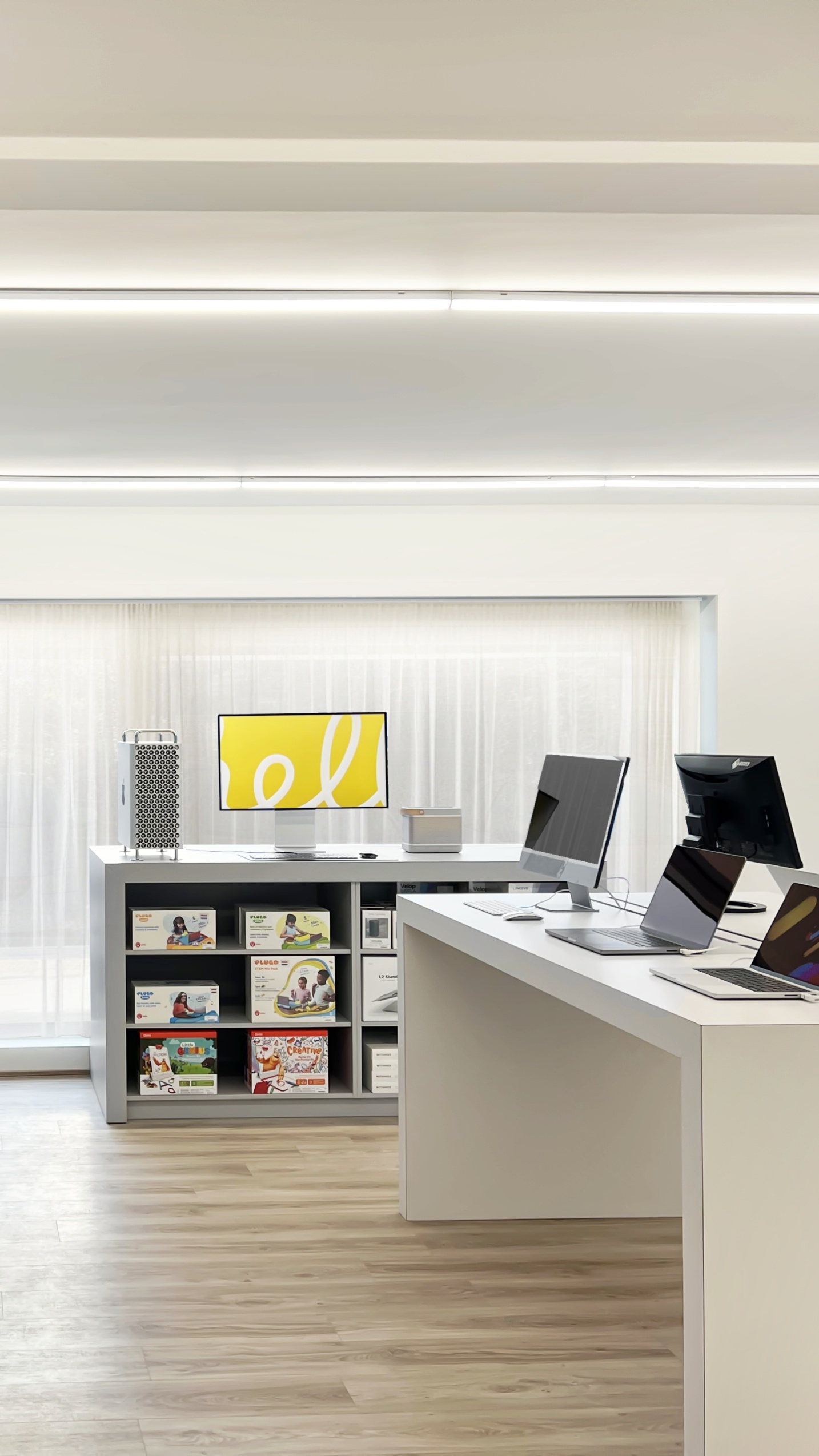 Moderne shopinterieur met strakke vormgeving en lichte materialen - SFAR interieur & architecten