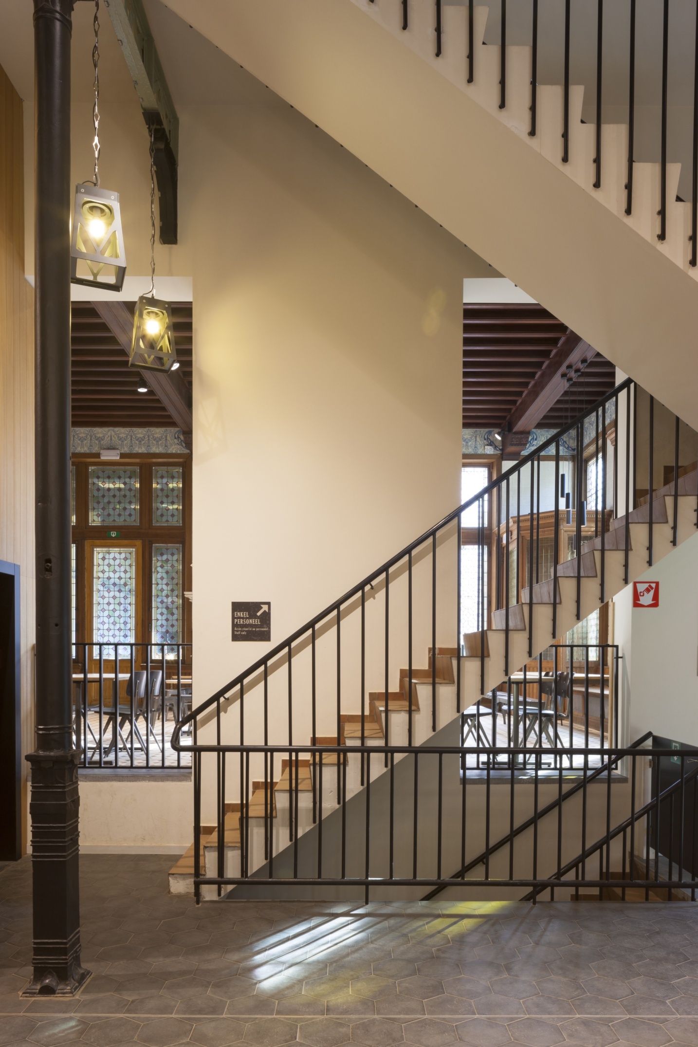  Stijlvolle ruimte waarin verleden en hedendaags ontwerp samenkomen - SFAR interieur & architecten