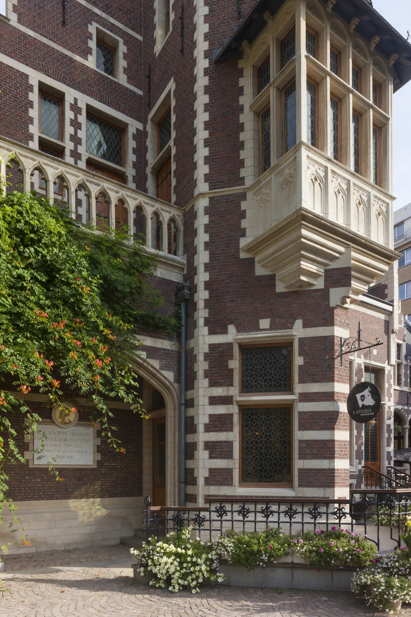 Historisch gebouw Latteria in ZOO Antwerpen met gerestaureerde gevel - SFAR interieur & architecten