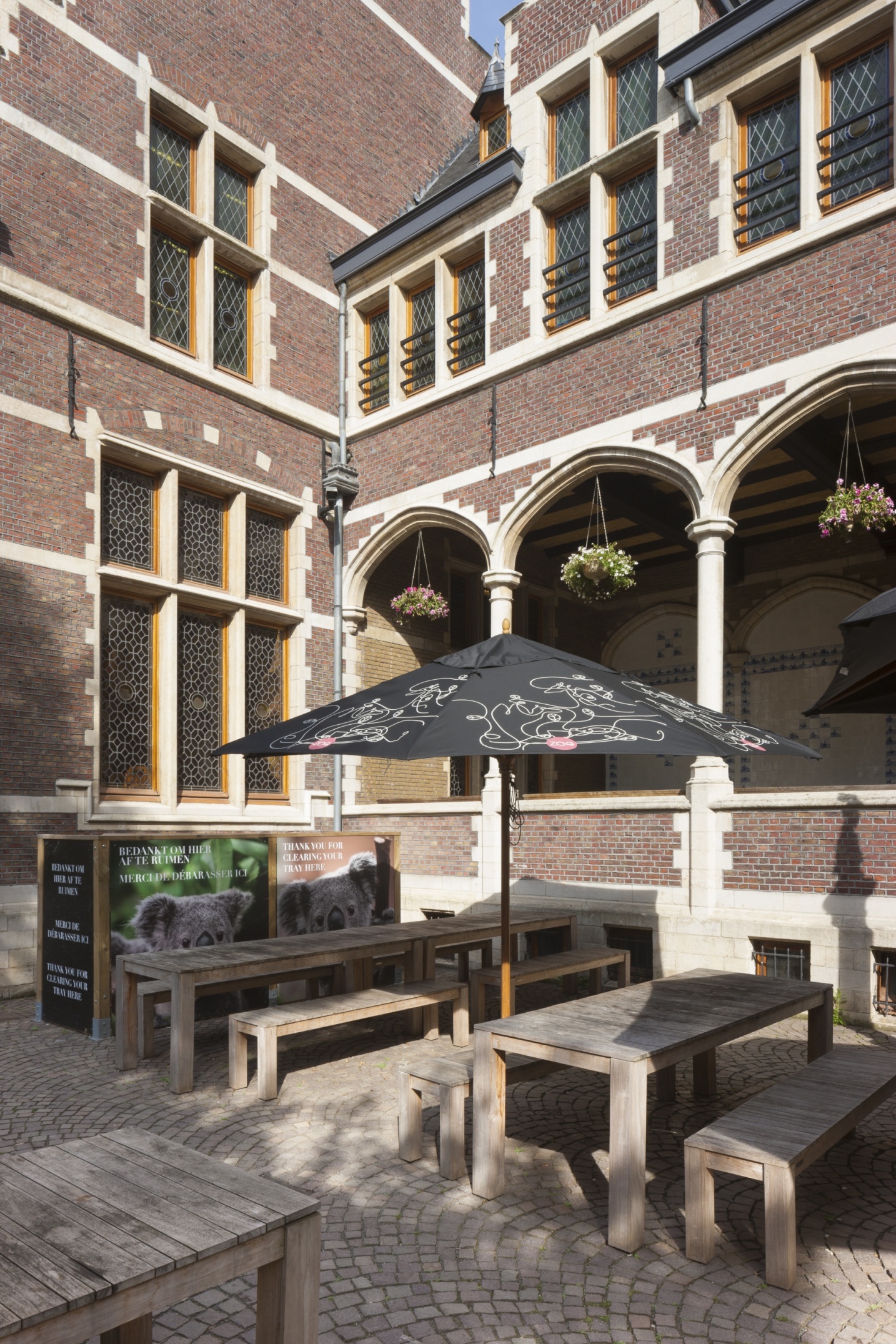 Monumentaal gebouw met klassieke architectuur en vernieuwde uitstraling - SFAR interieur & architecten