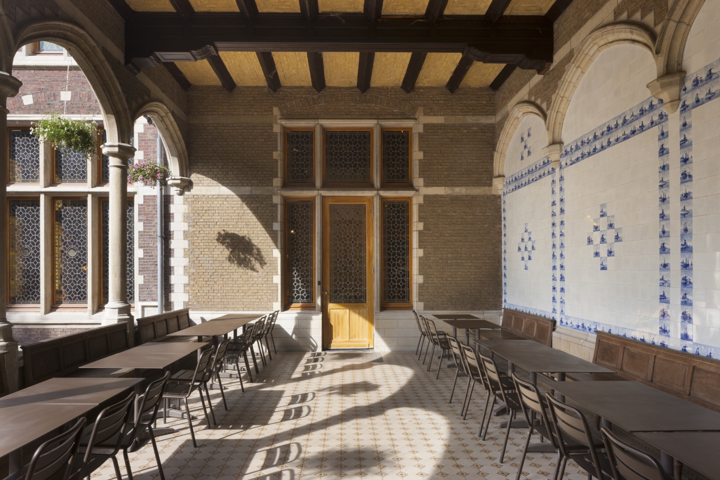 Detail van historische ornamenten en gerestaureerde afwerking - SFAR interieur & architecten