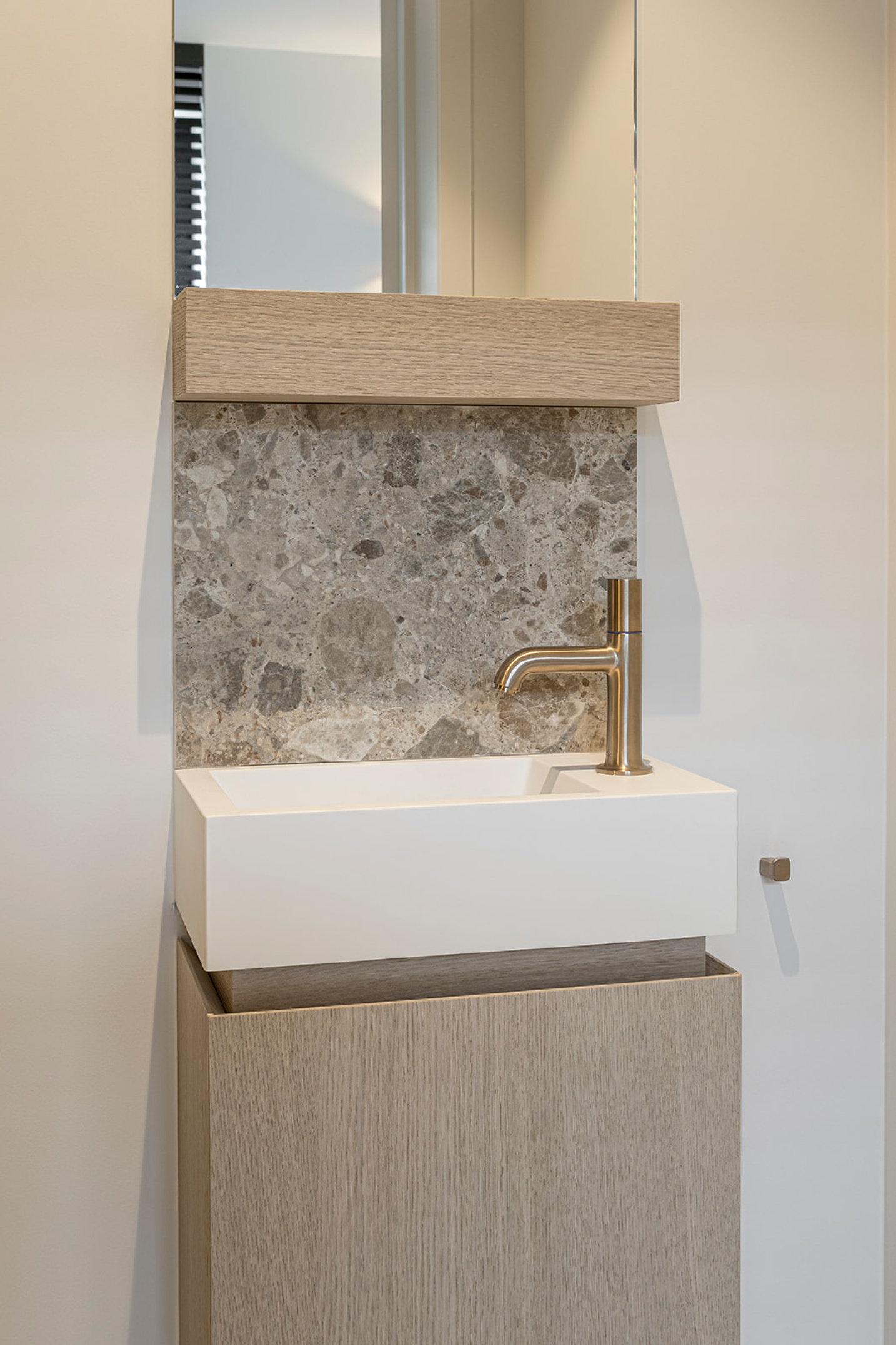 details toiletmeubel natuursteen en eiken hout spiegel