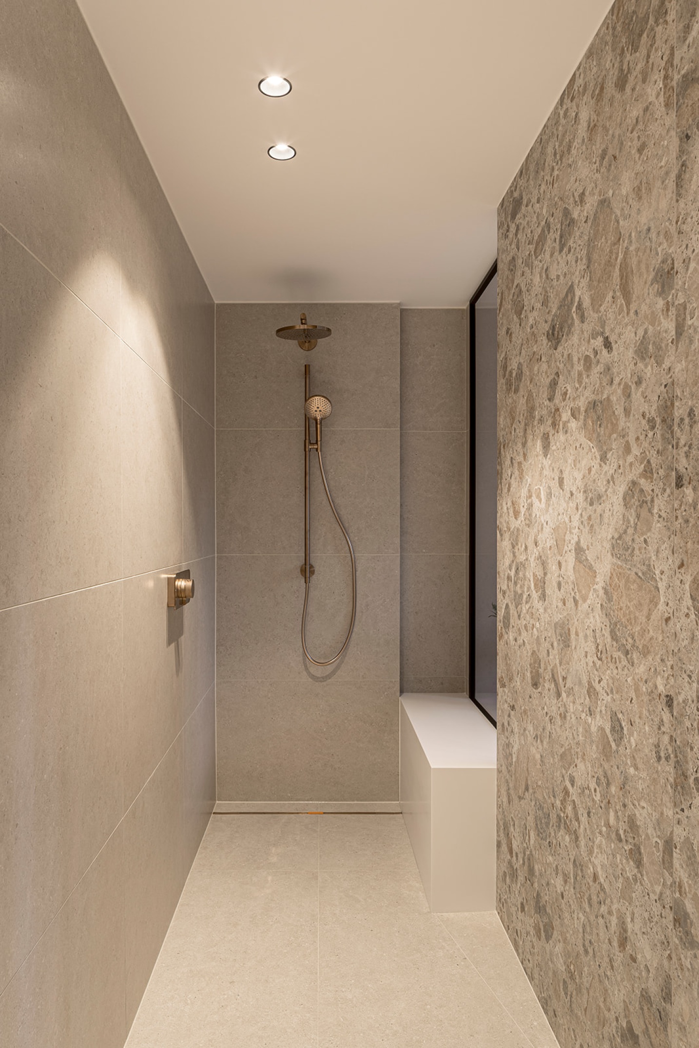 inloopdouche luxe ontwerp modern interieur verticale spijlen