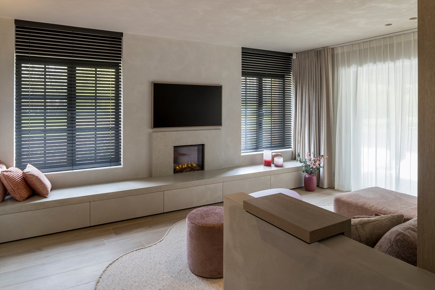 kalkverf maatmeubel tv haard unieke living room SFAR architects