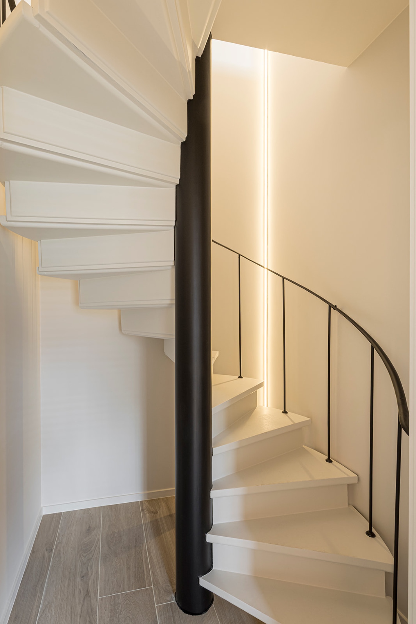 architectuur detail wenteltrap staal luxe ontwerp wit gelakt ledstrip SFAR interieurarchitect modern ontwerp