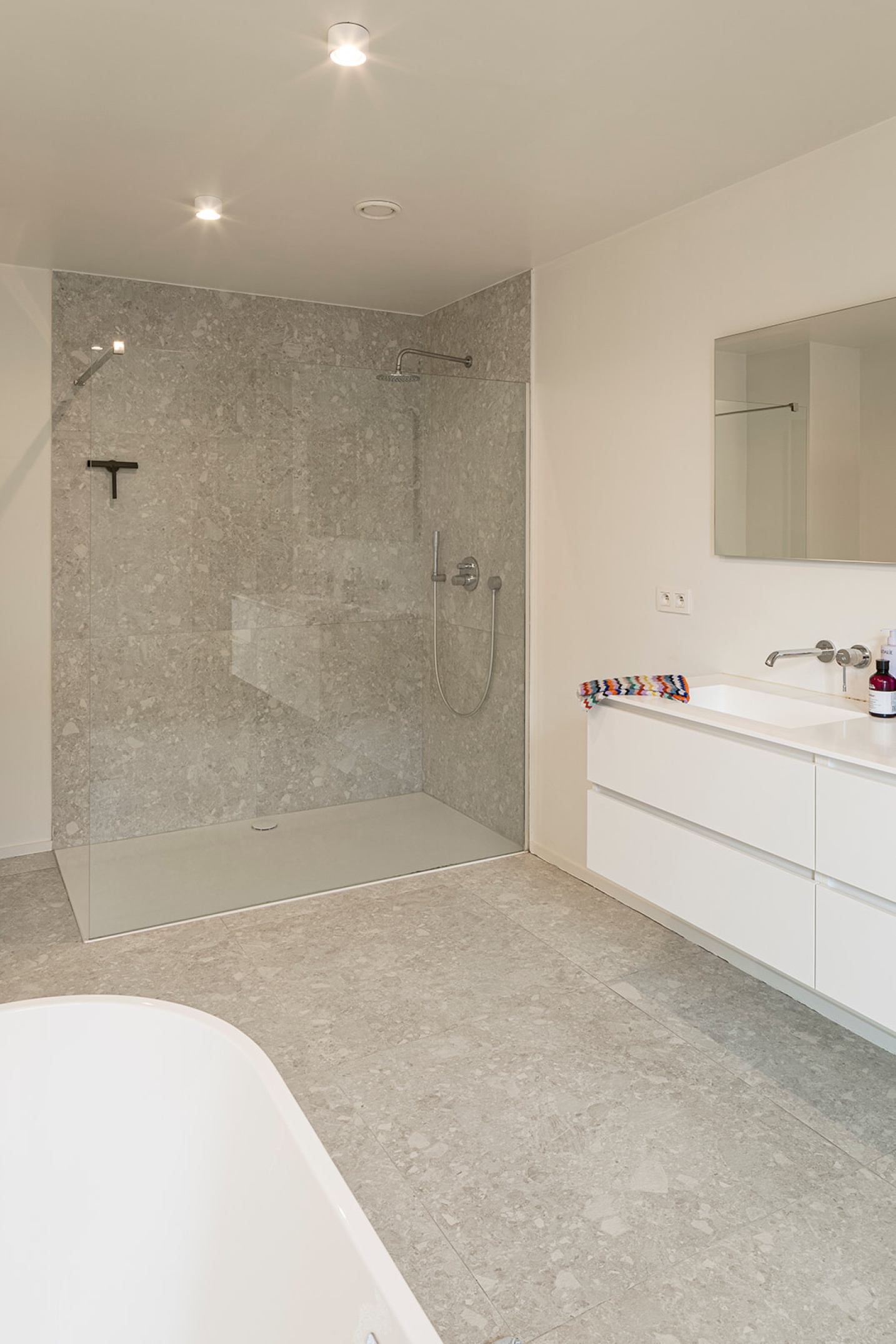 moderne badkamer sober tijdloos ontwerp modern wand