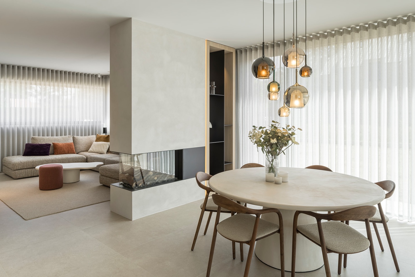 luxe living interieurontwerp modern eettafel rond haardvuur