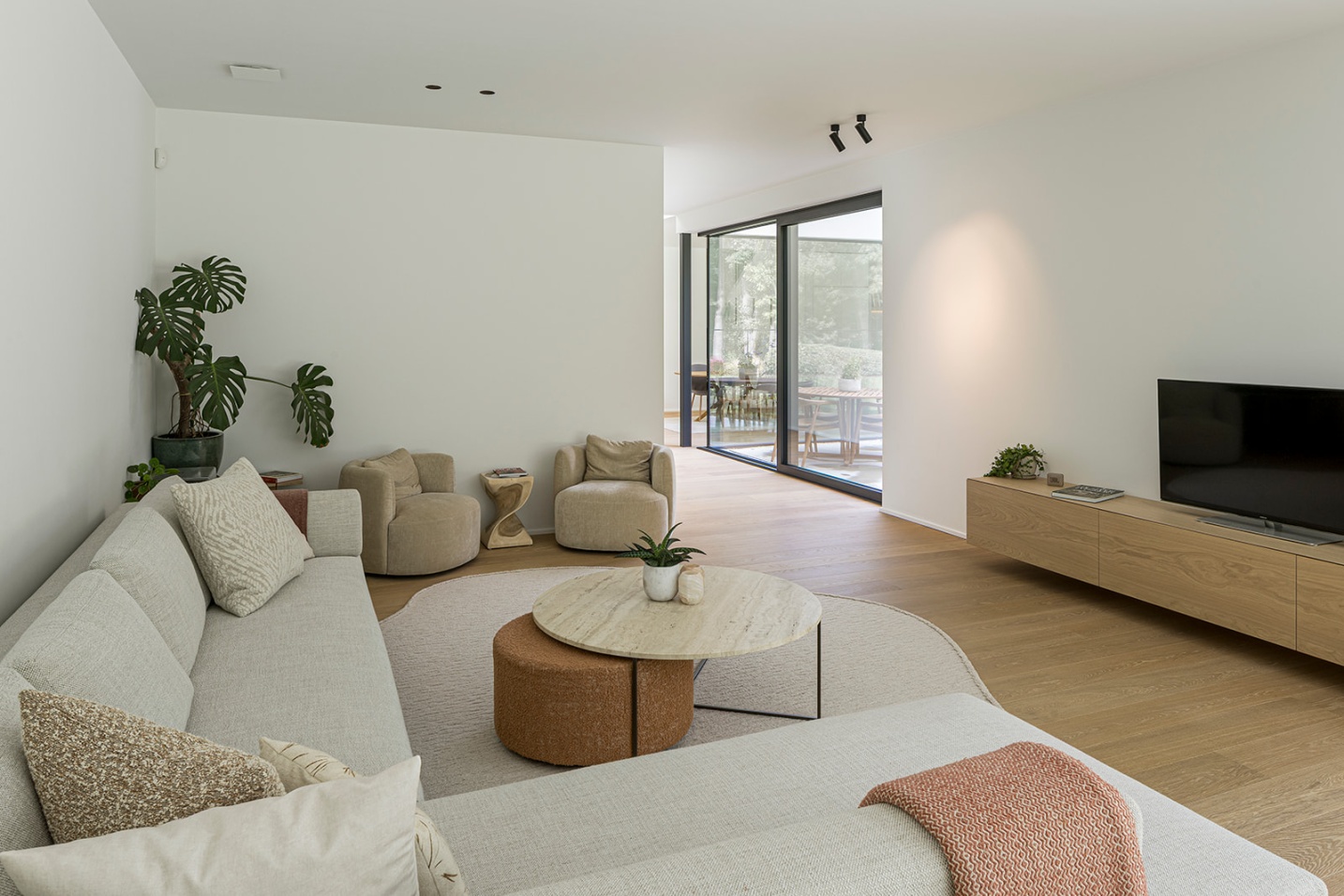 moderne cosy leefruimte ontwerp tv room tijdloos sfeer moderne architectuur Vlaanderen