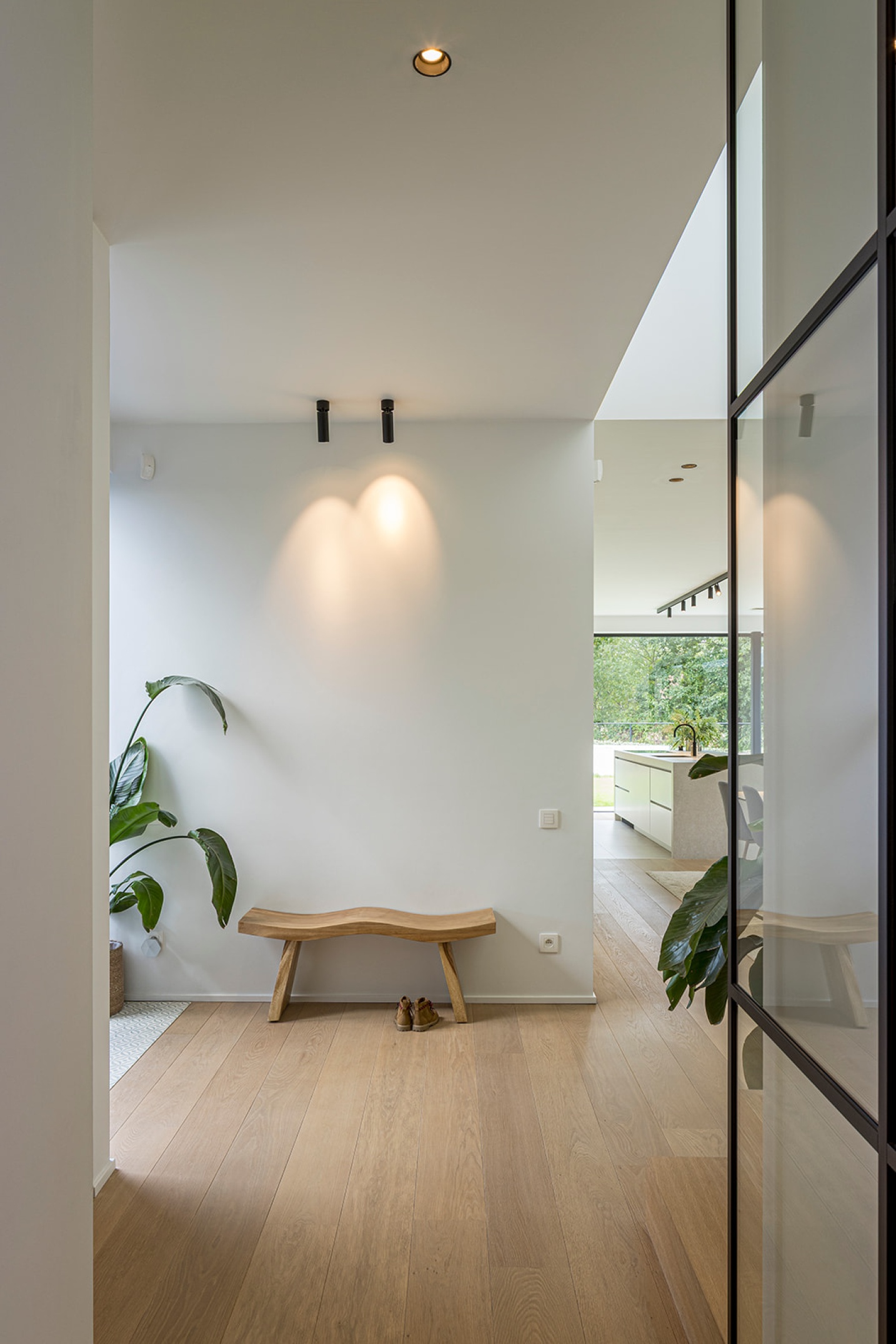 custos ontwerp maatwerk stalen deur  en samenspel verlichting en vintage meubels sfar architectuur en ontwerp Hasselt