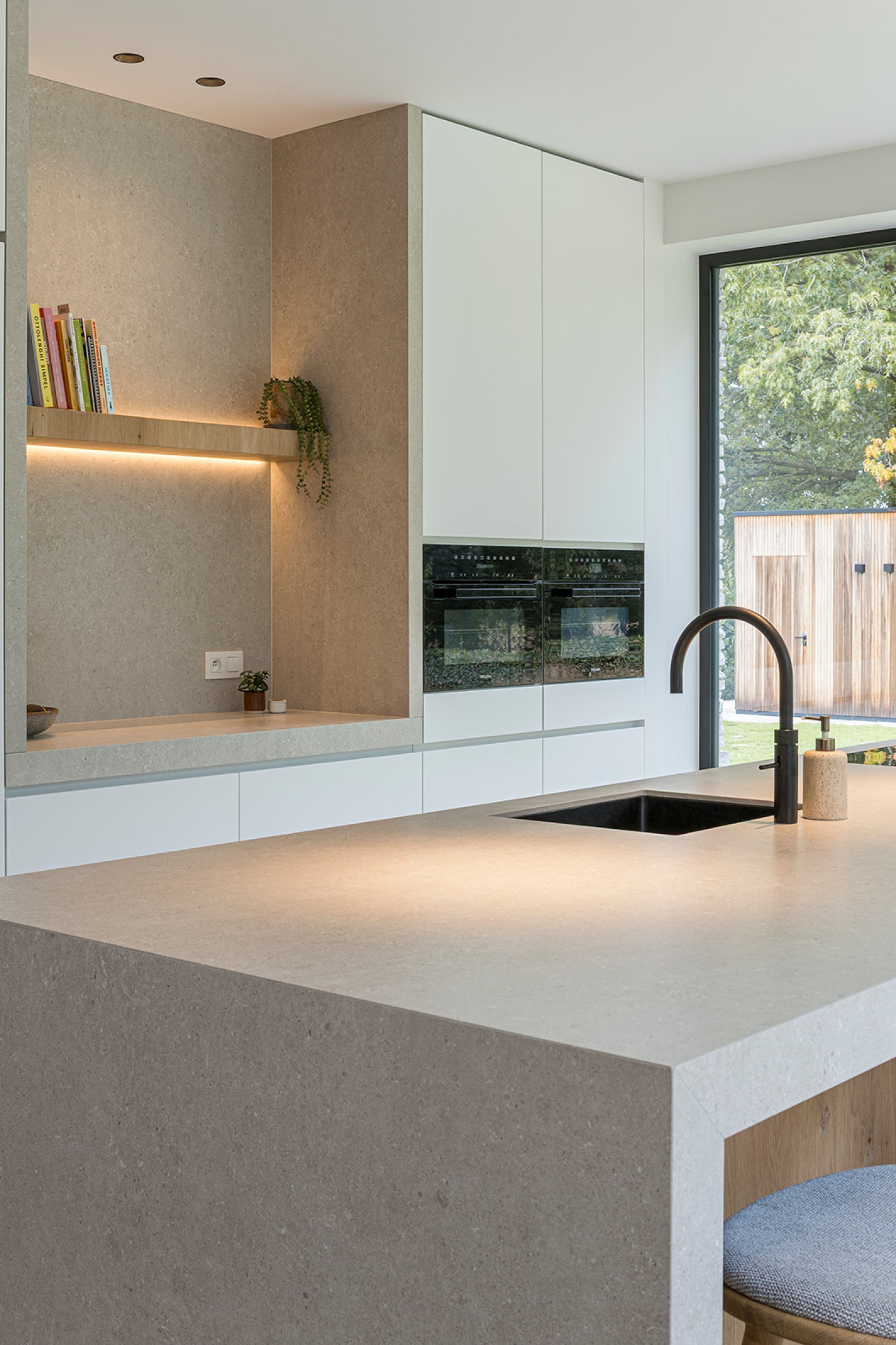 Minimalistische keuken met focus op functionaliteit en design – SFAR interieur & architecten Limburg