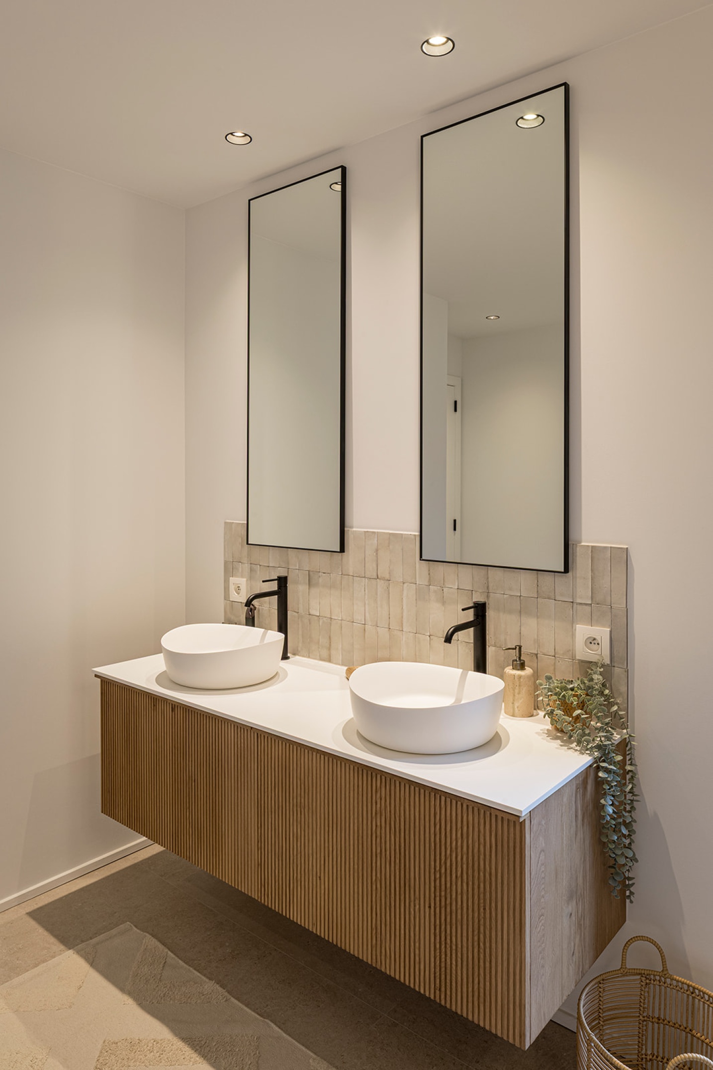 zwevend tablet in moderne woning ontwerp luxe badkamer gezellig ontwerp in modern gebouw