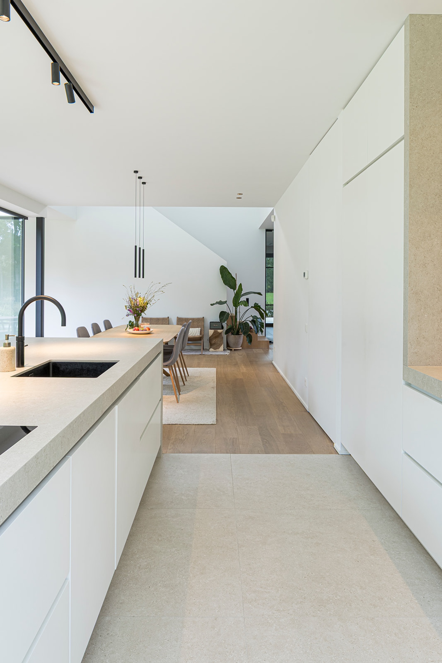 Open keuken geïntegreerd in het woonconcept met warme materialen – SFAR interieur & architecten Limburg 