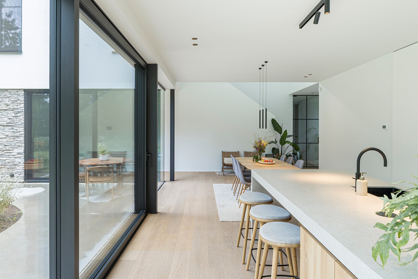 Inkomhal met strakke lijnen en warme afwerking – SFAR interieur & architecten Limburg of Hasselt