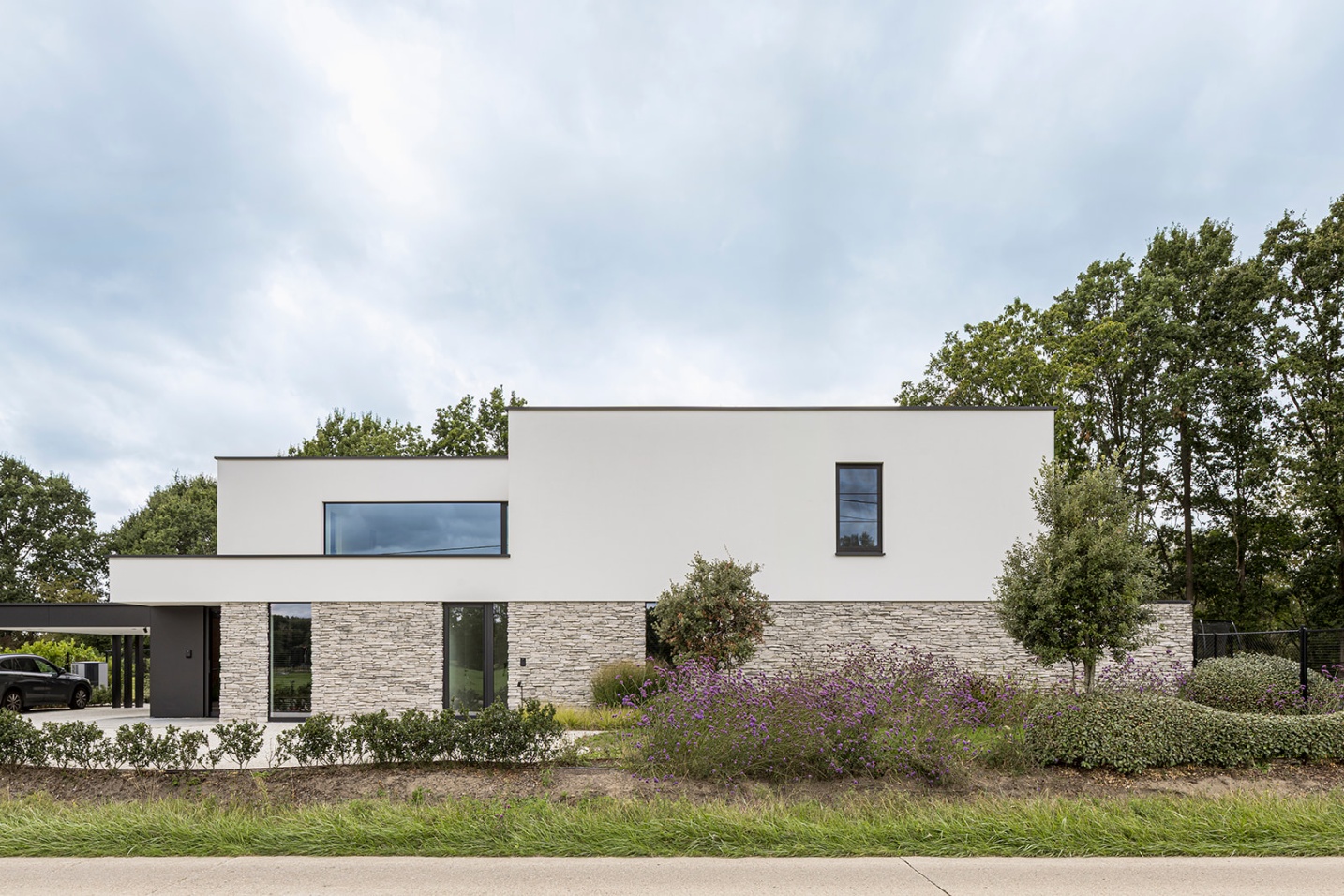 Moderne woning met strakke architectuur en warme materialisatie – SFAR interieur & architecten Limburg
