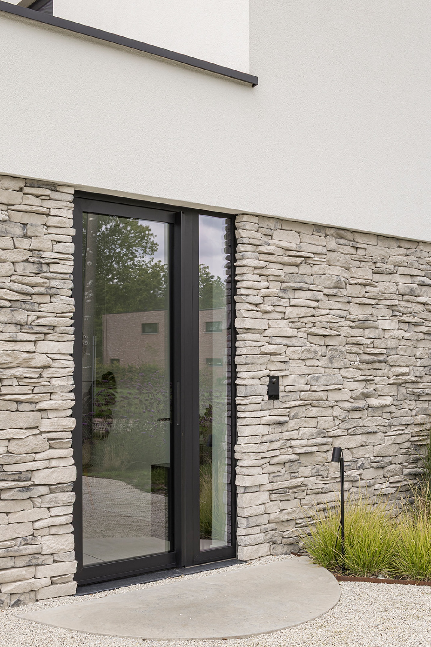 moderne voordeur steenstrips details high-end uitvoering beton uitgeslepen woning architectuurdetails