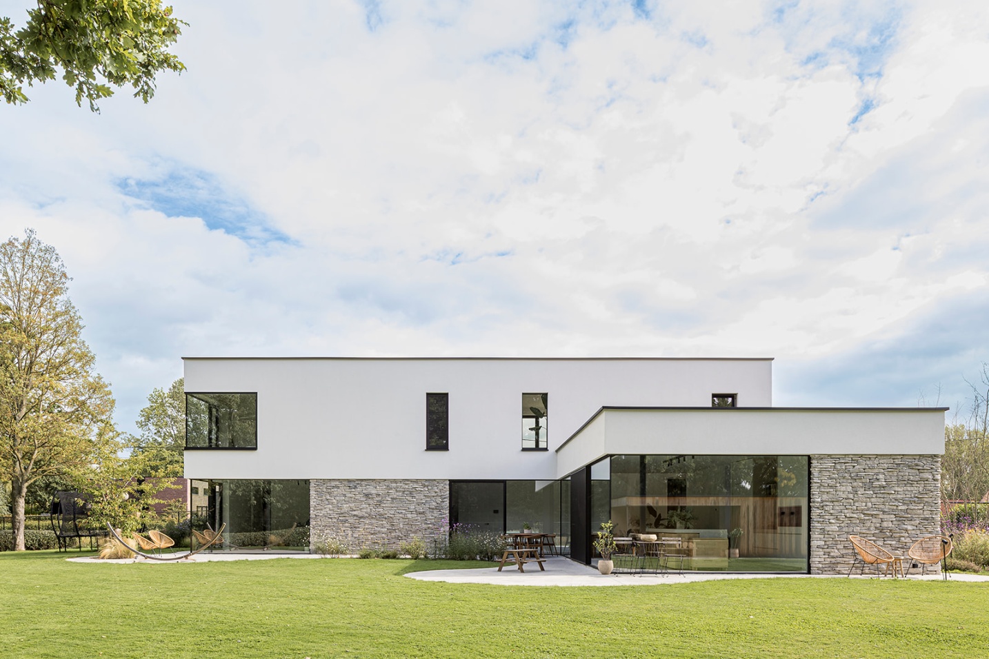 Architecturale woning met evenwichtige volumewerking en tijdloze uitstraling – SFAR interieur & architecten Limburg