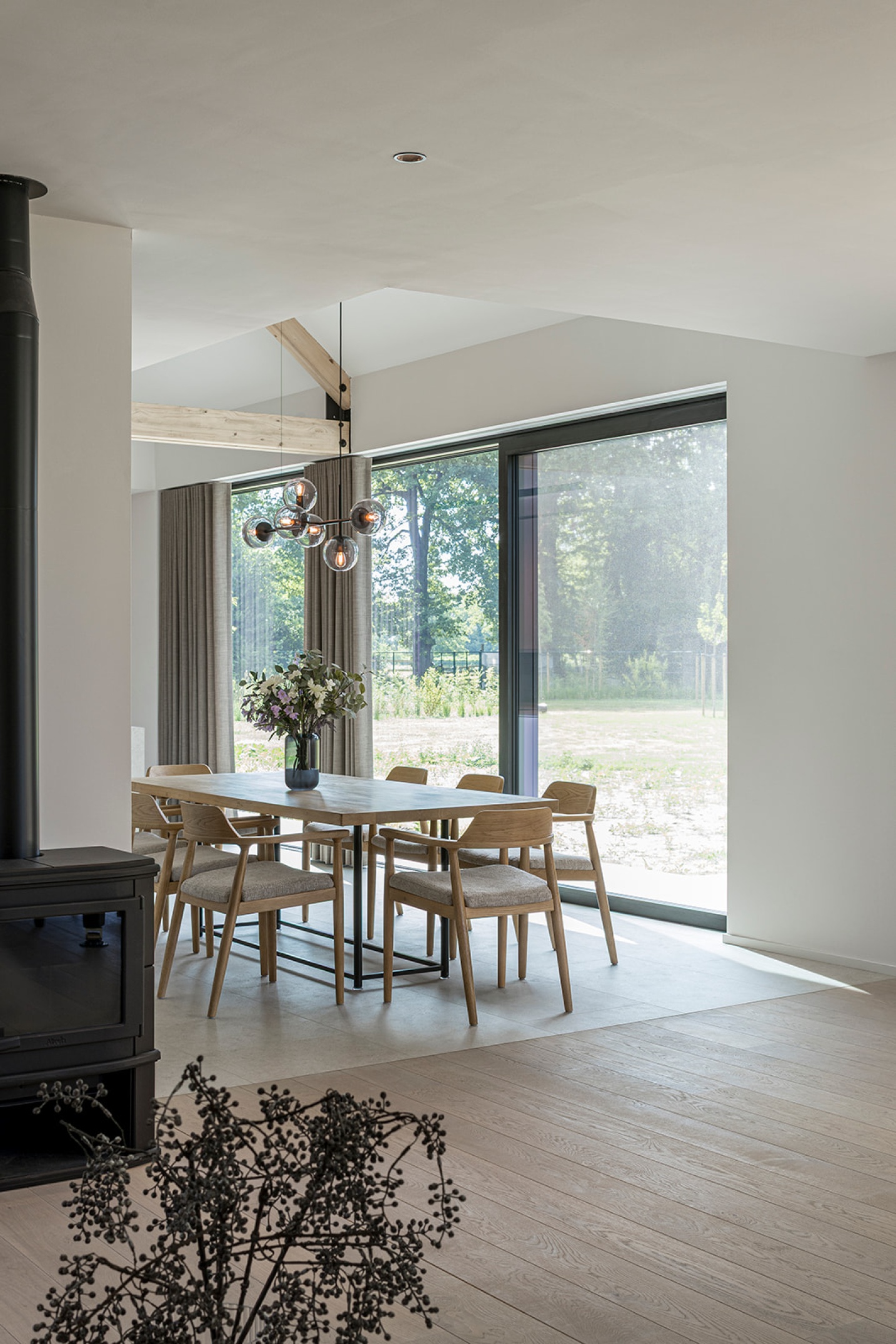 moderne eetkamer luxe ontwerp luxe gevoel en tijdloos sfeervol ontwerp sfar architectuur zonhoven